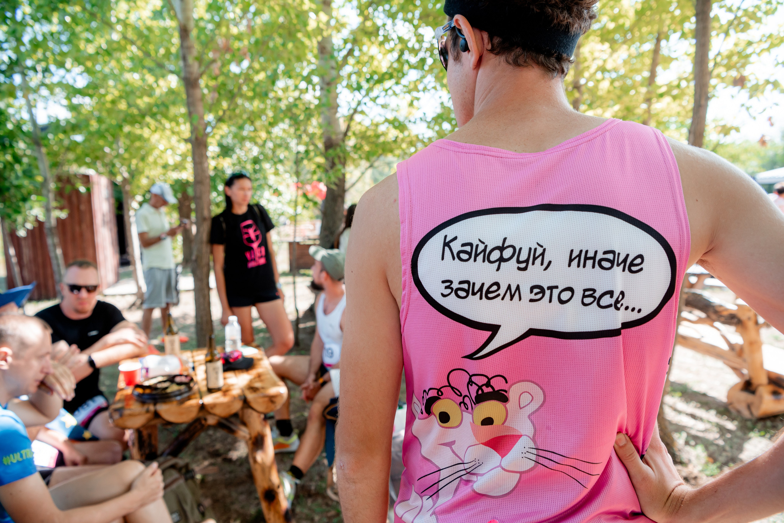 Розовая футболка с надписью "Кайфуй иначе зачем это всё" на парне 