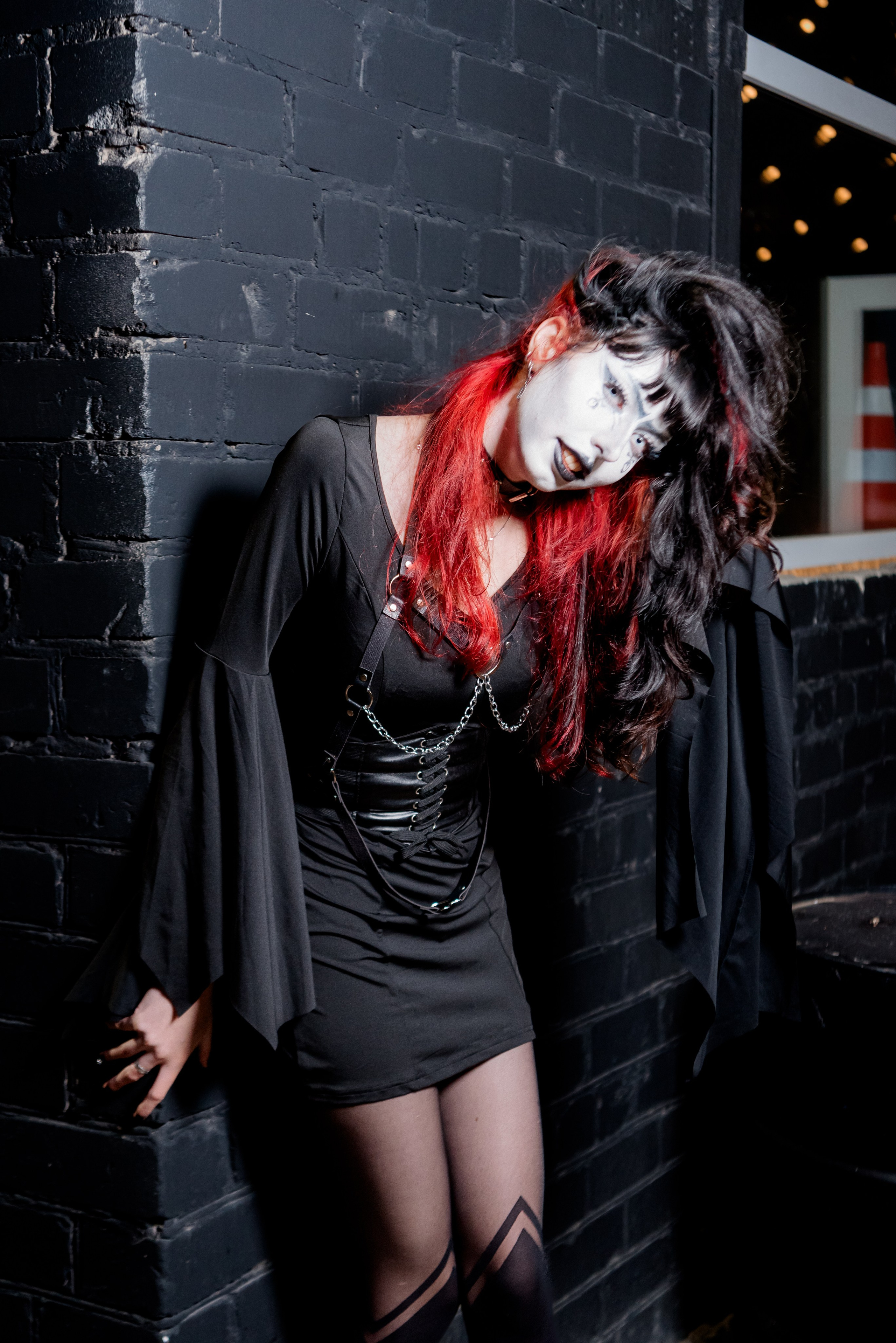 Неформальная фотосессия в стиле гот — полный рост на фоне индустриальных элементов.