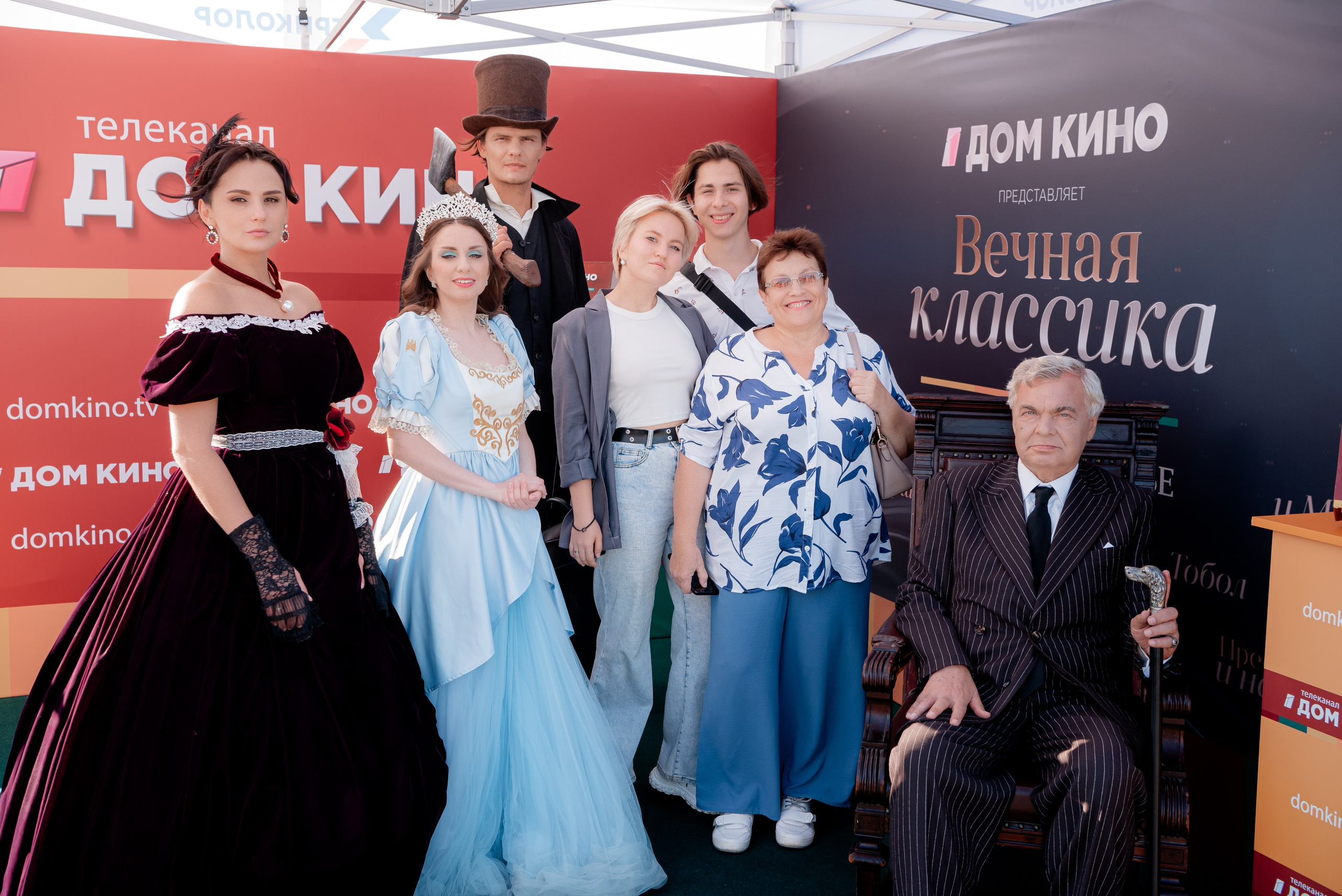 Портретные фото с артистами в палатке Триколор Дом Кинов на день города Волгоград. Фотограф в Волгограде и Волжском Александр Горбань