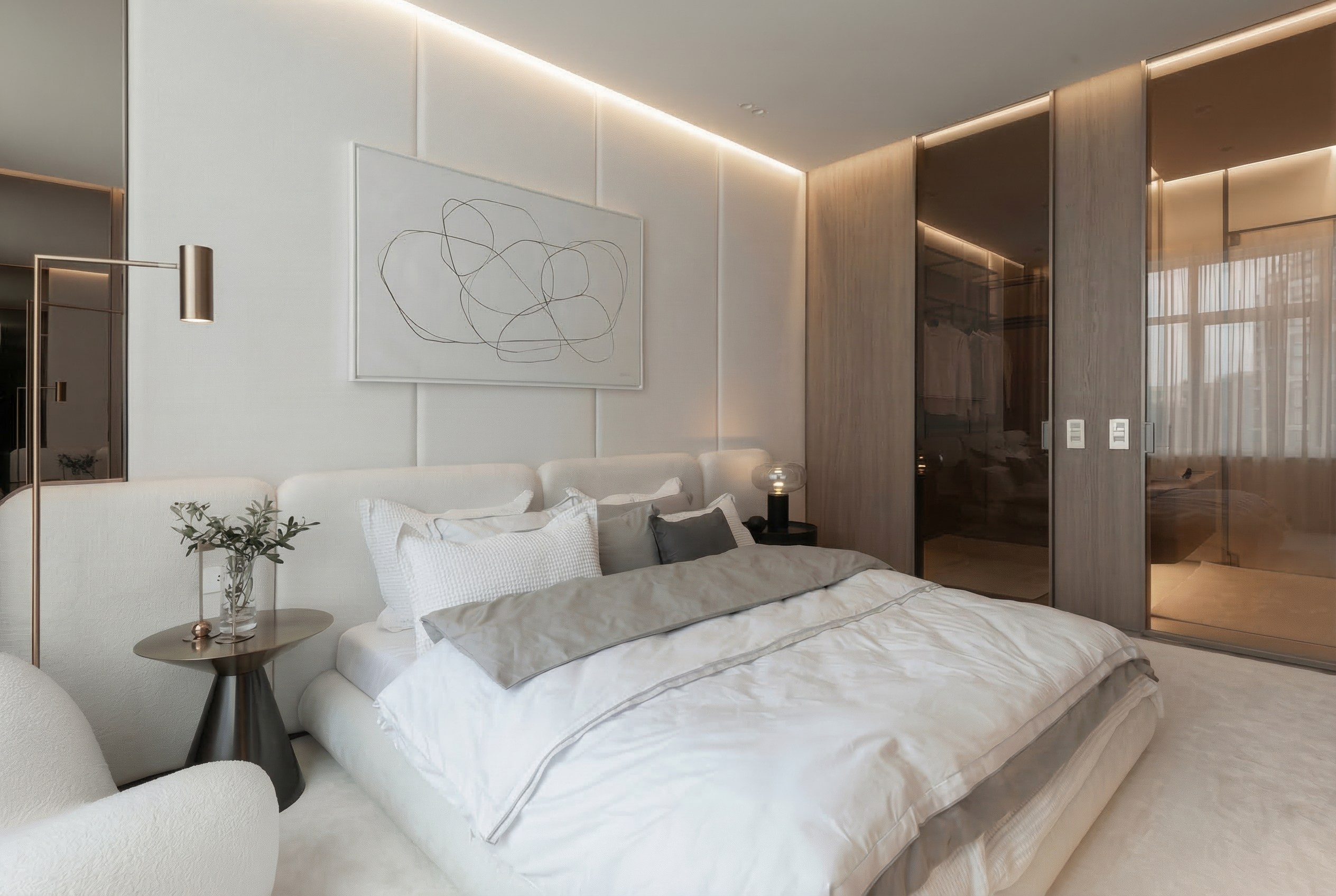 Современная светлая спальня с мягким стеновым панно, дизайнерской кроватью и стеклянной гардеробной, интерьер от Валерии Котович.