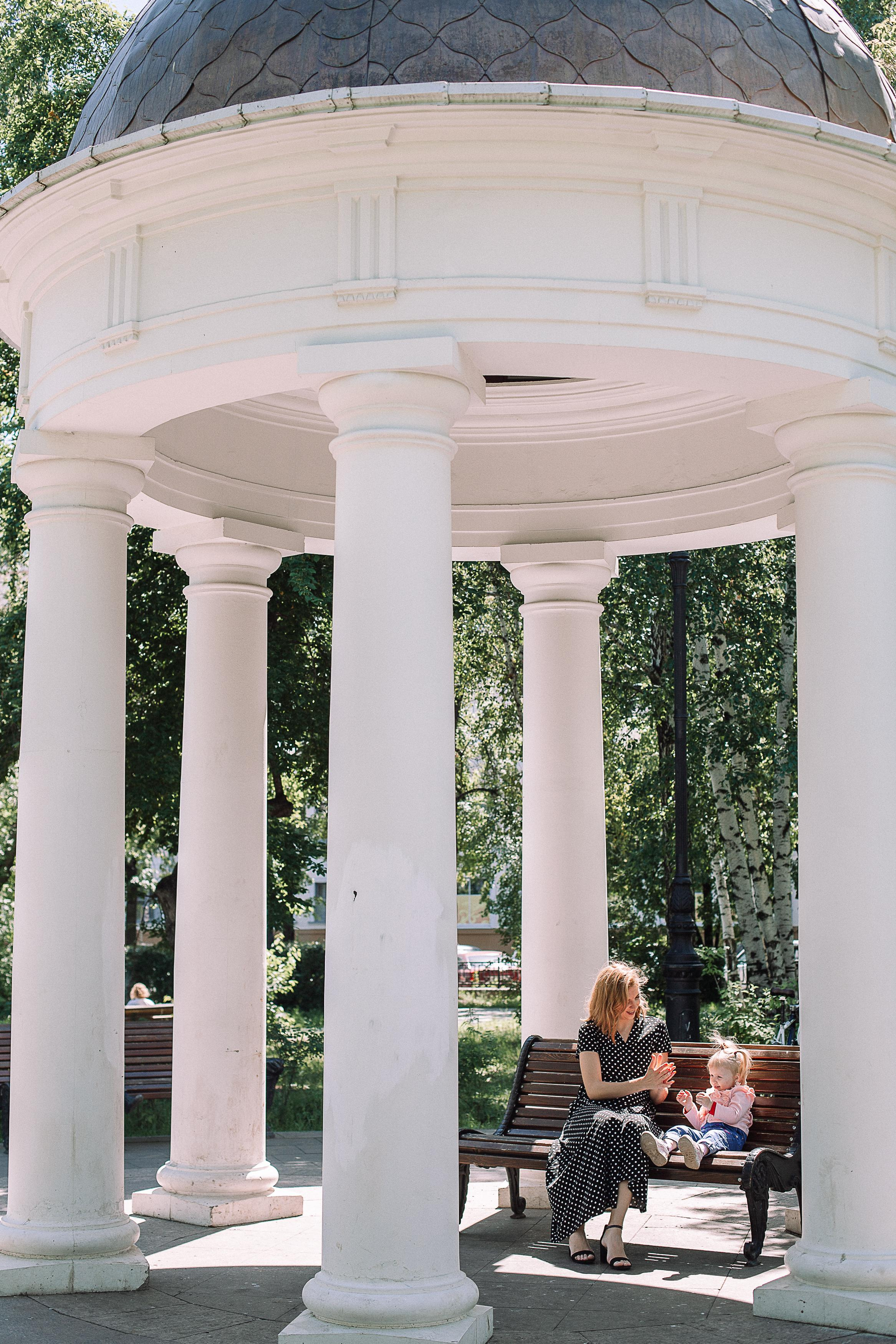 Алёна, съемка в сквере возле Оперного. Семейный фотограф Трусова Евгения в Екатеринбурге