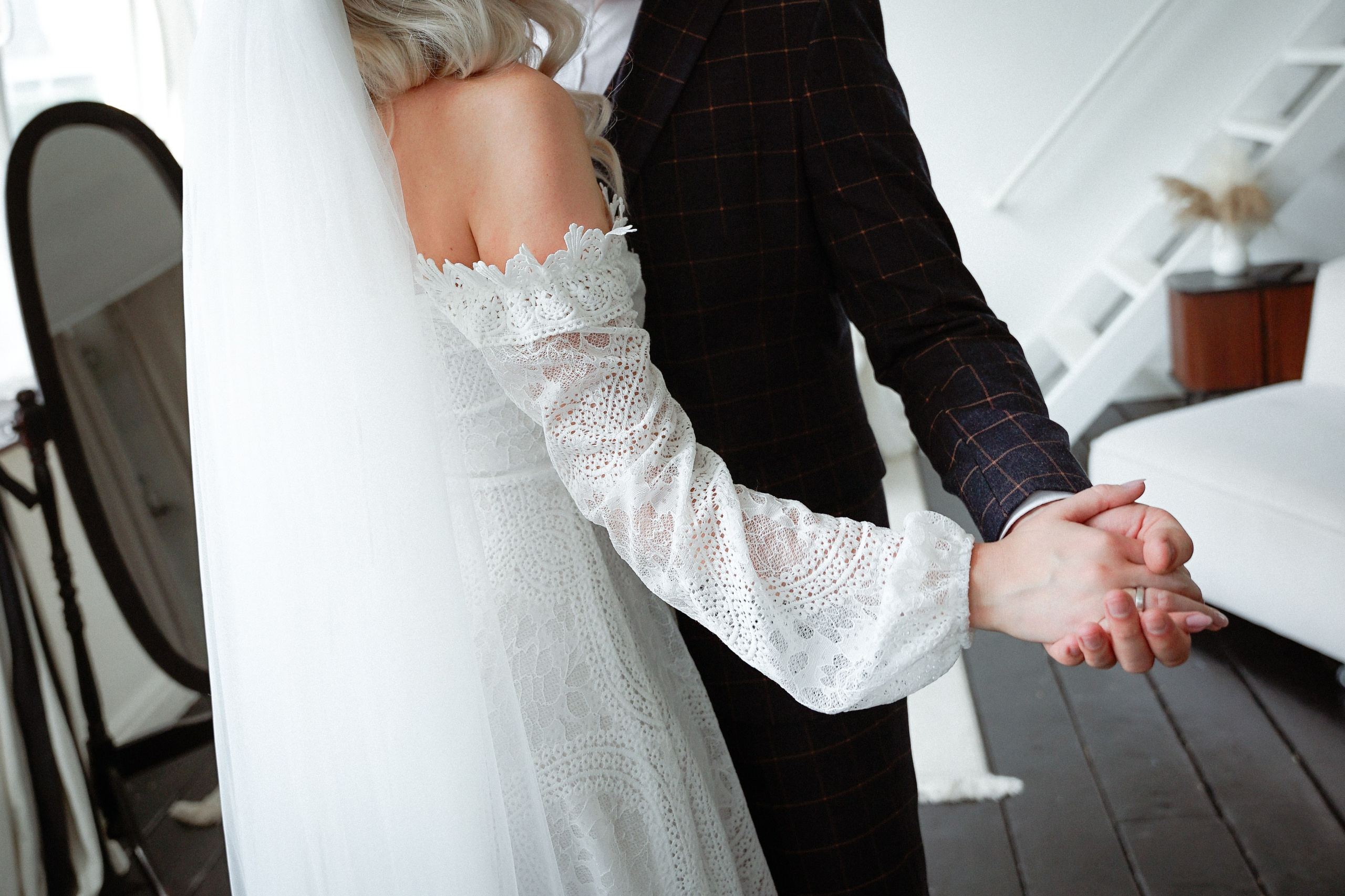 Свадебная фотосессия в студии с темным полом