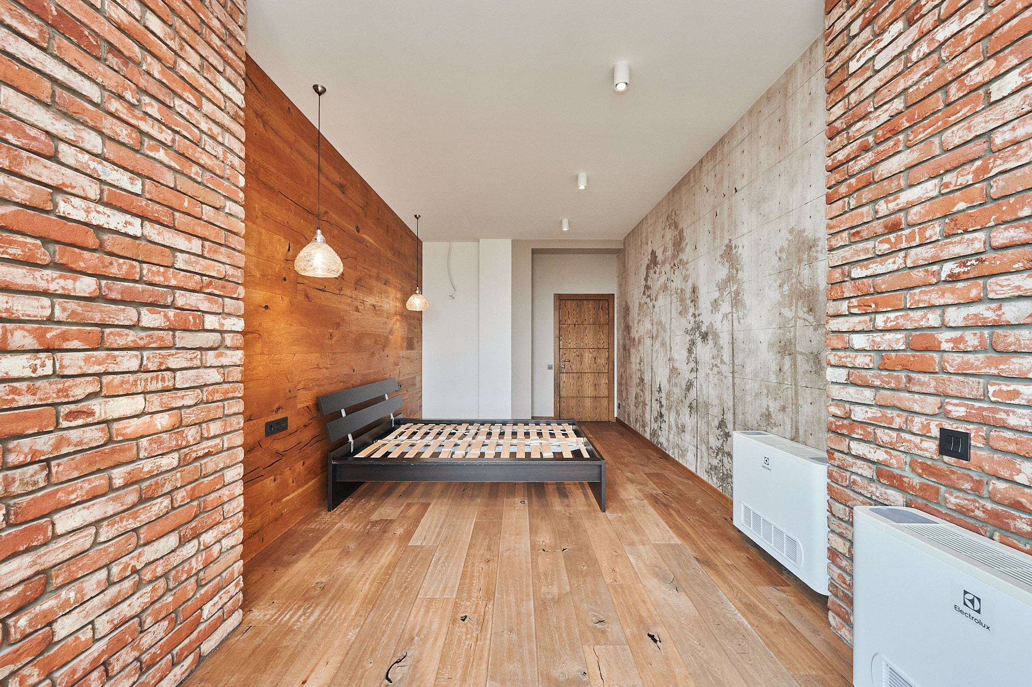 комната из кирпичей деревянная стена черная кровать 