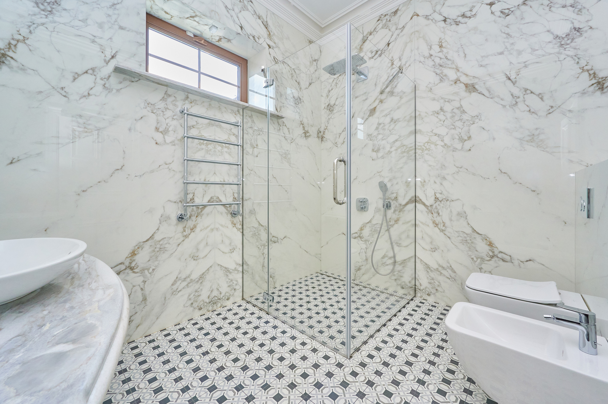 ванная мраморная светлая плитка   белый туалет  душевая кабина 