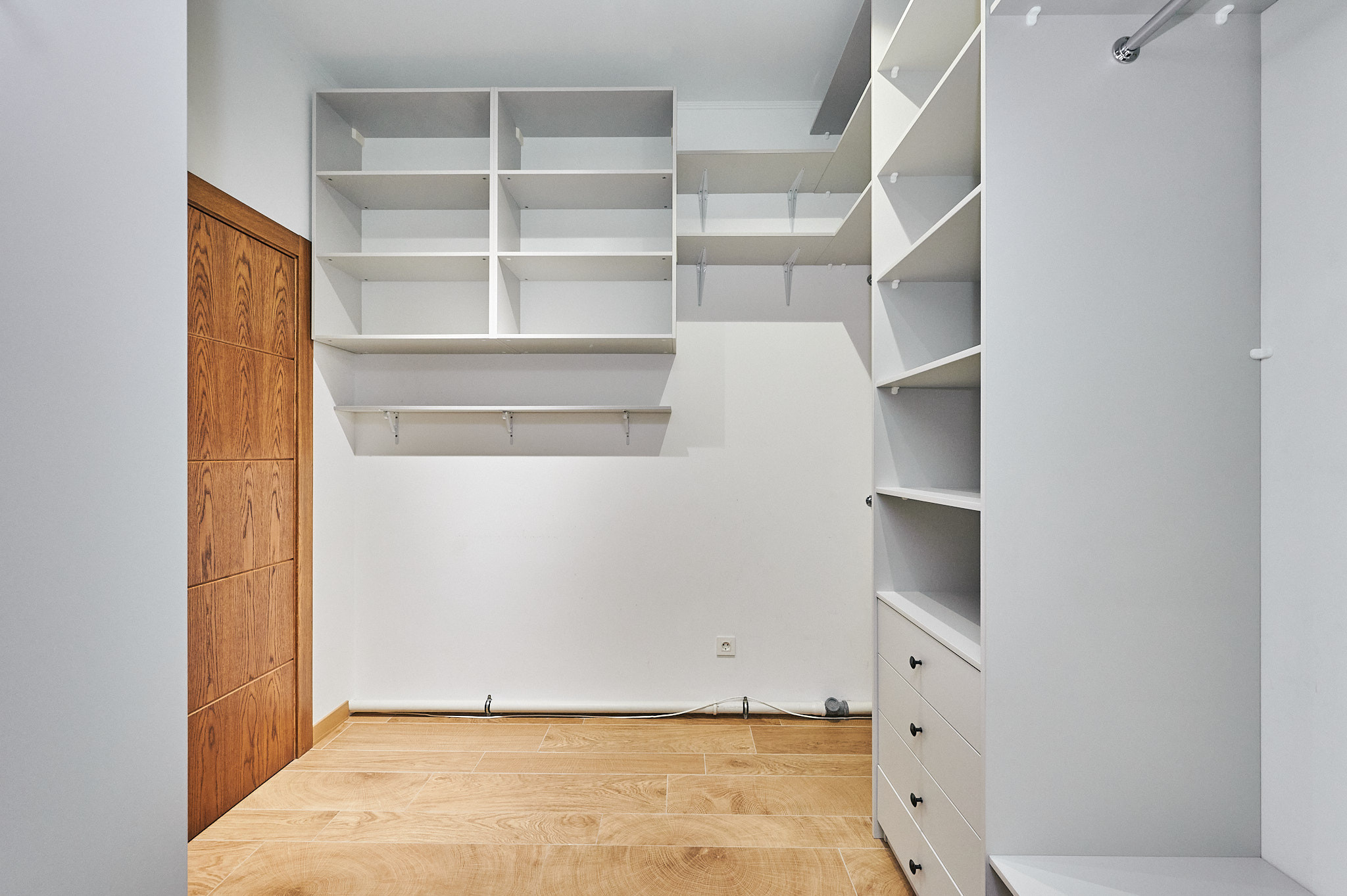 гардеробная белые шкафчики 