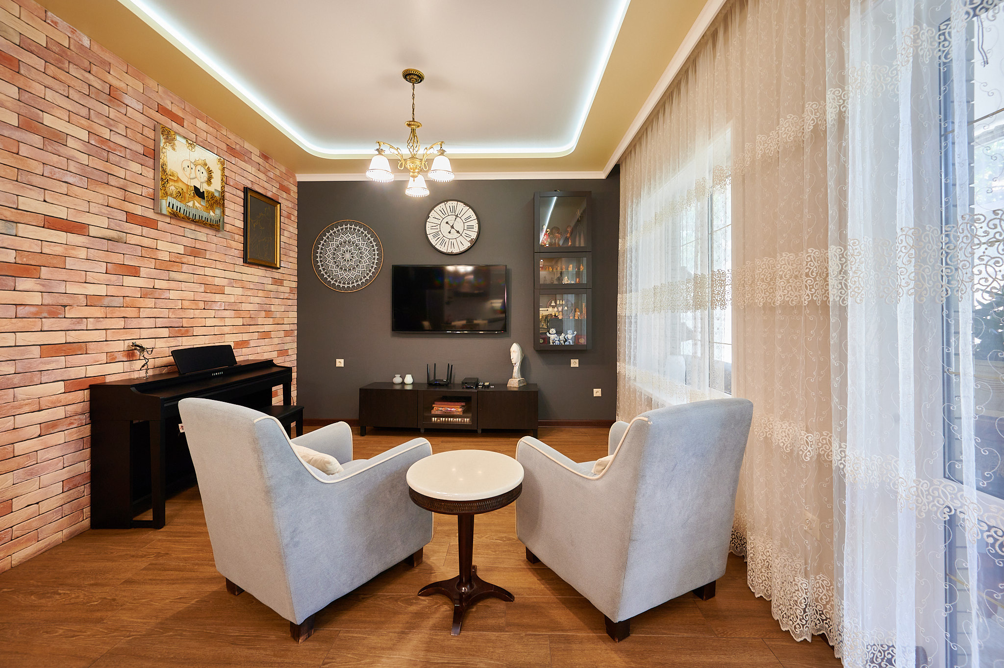 два светлых кресла  круглый столик 