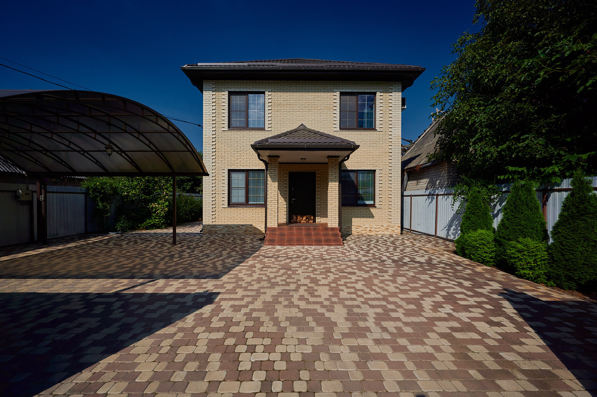 двухэтажный домик светлые кирпичи 