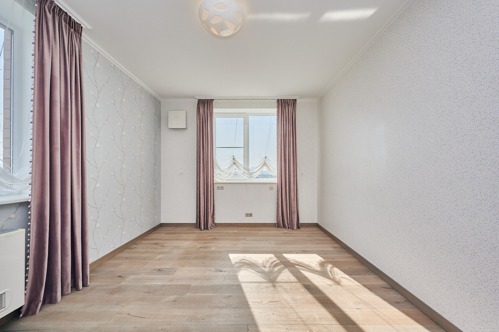 комната белые стены розовые шторы светлый ламинат 