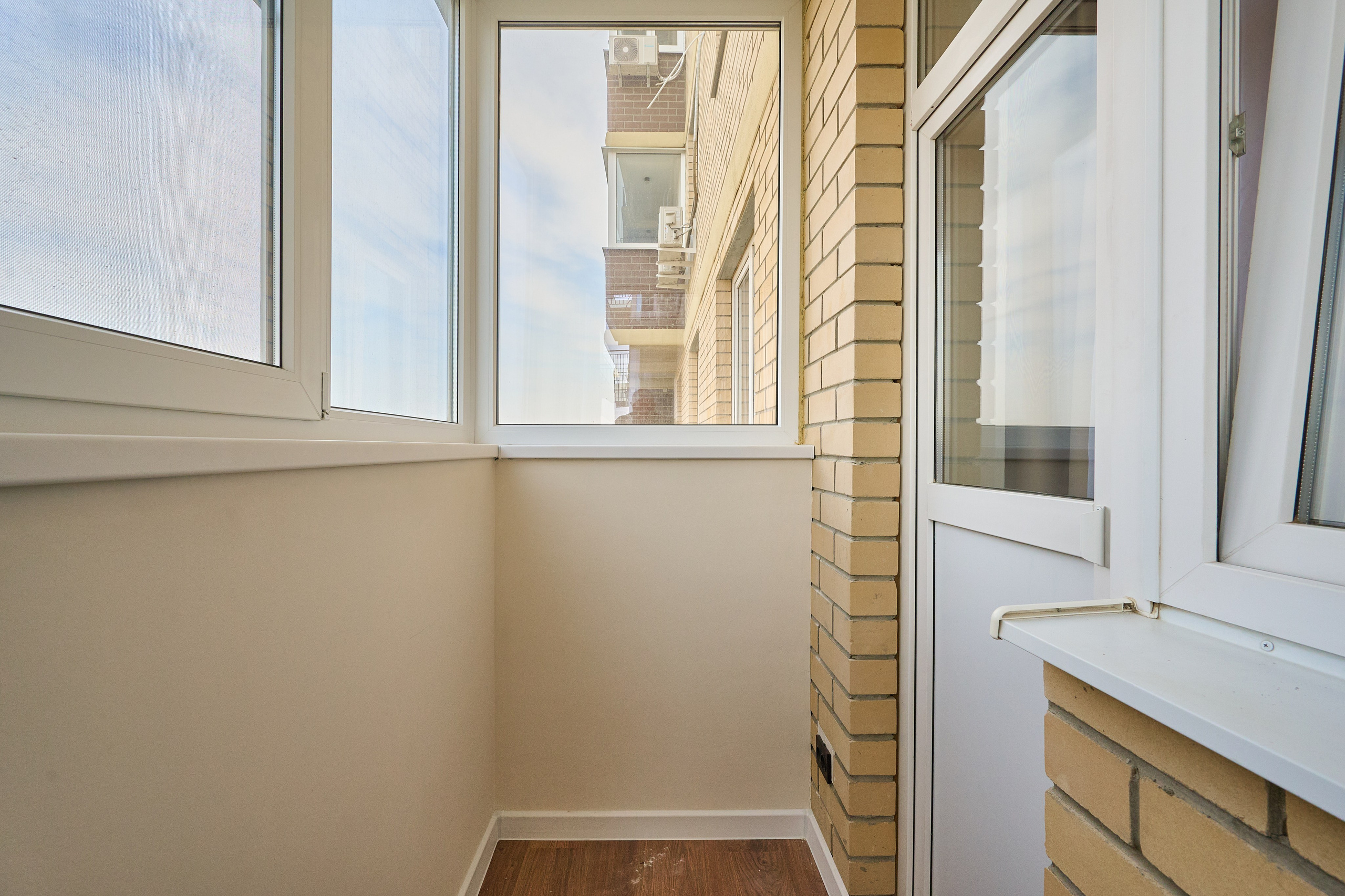 небольшой балкон окна 