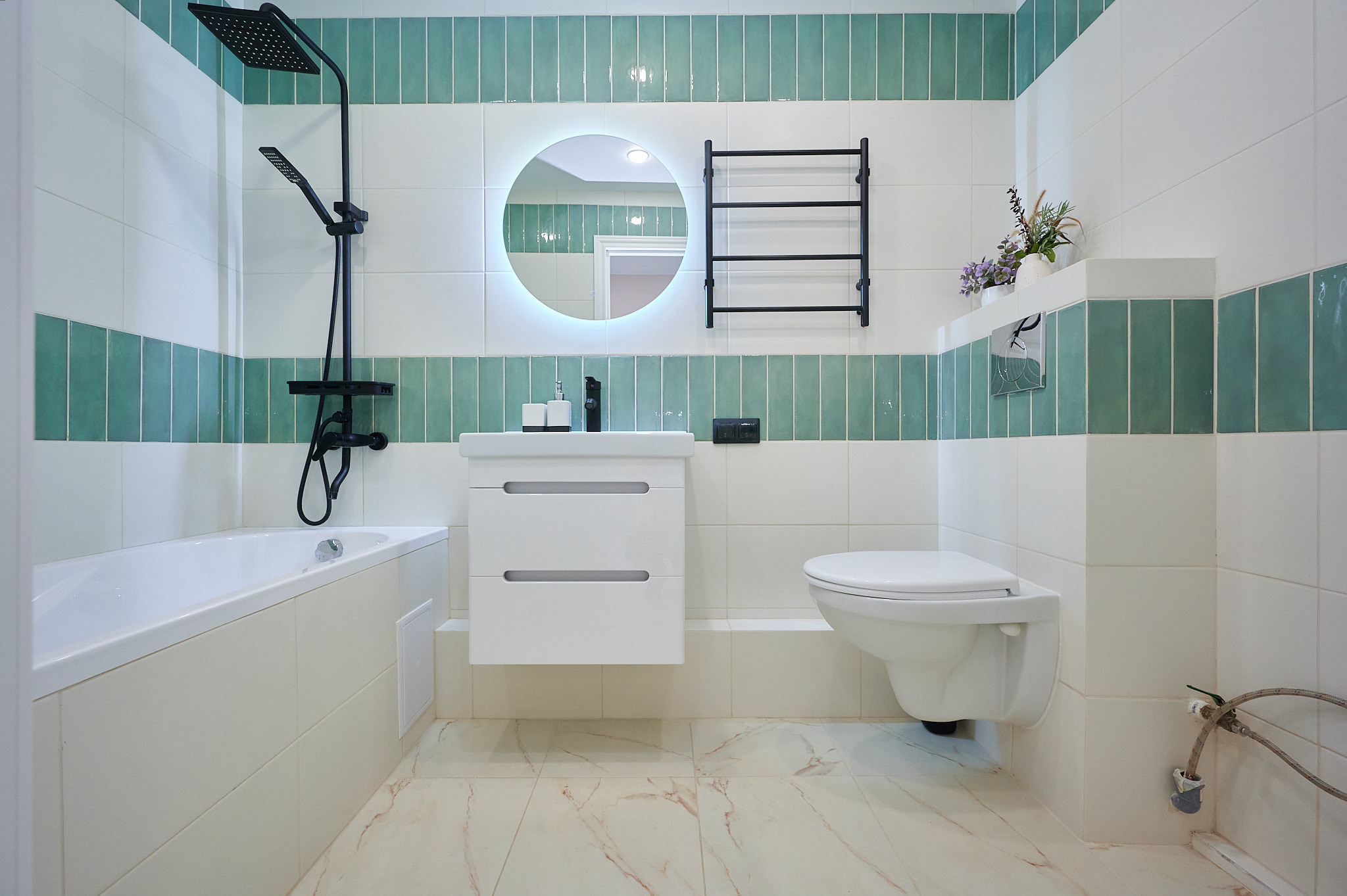 ванная комната круглое зеркало с подсветкой бело бирюзовые плитки ванная комната  комод белый 