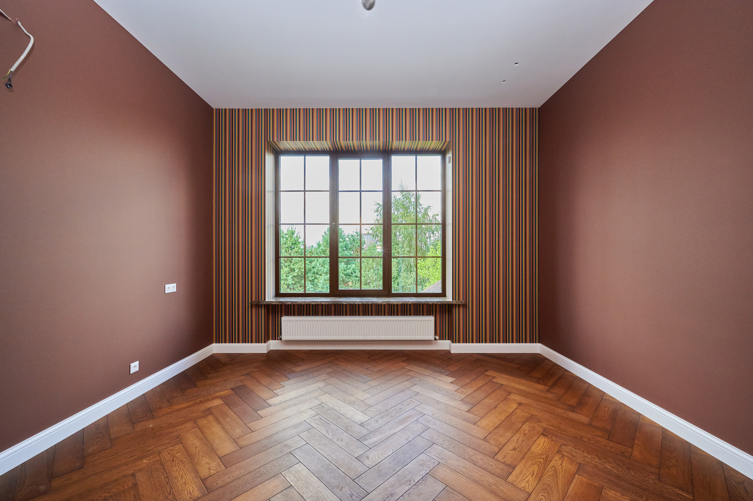 комната темно коричневый пол темно коричневая стена 