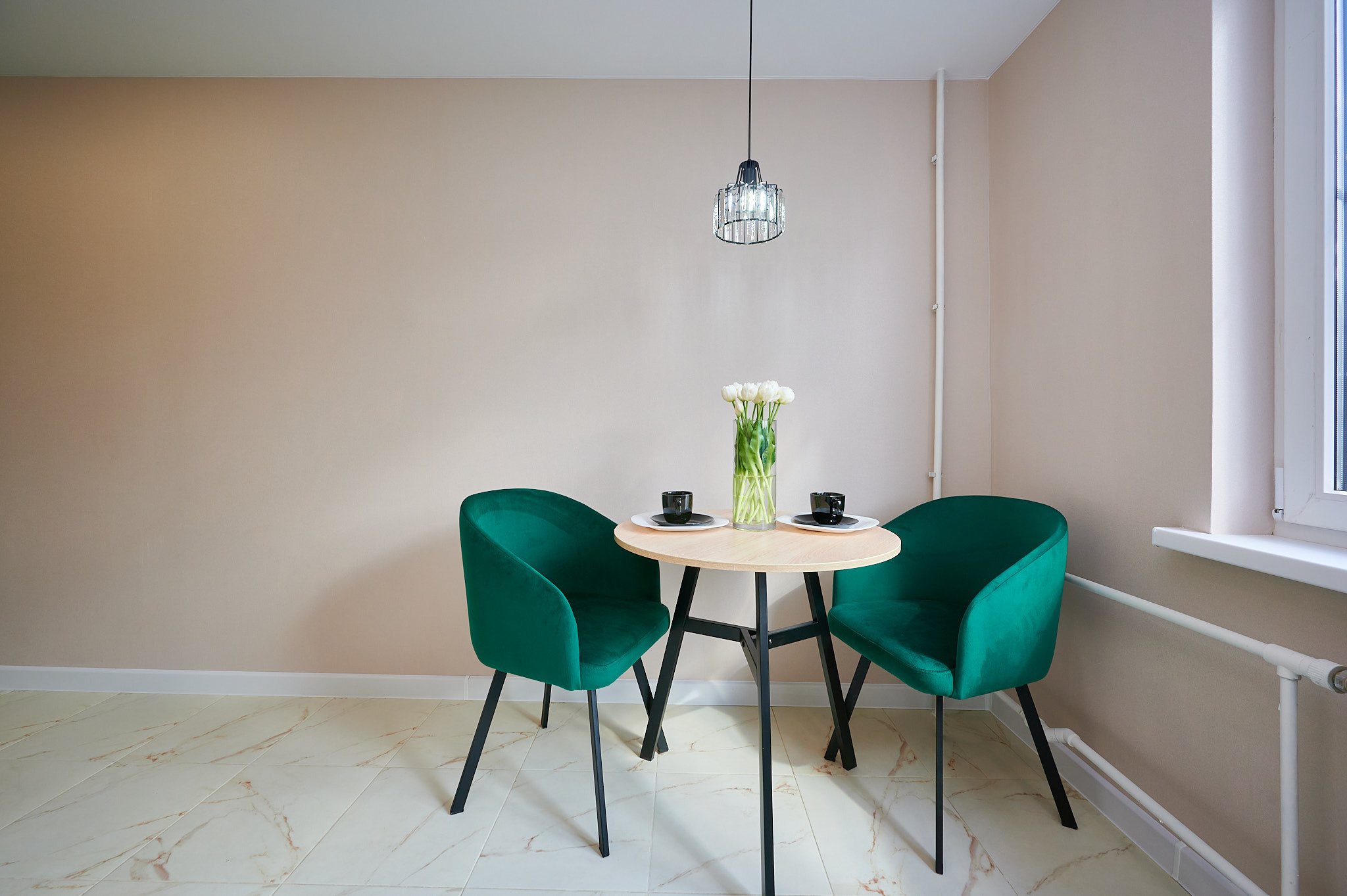 кухня кухонный стол светлый зеленые стулья розовые обои 