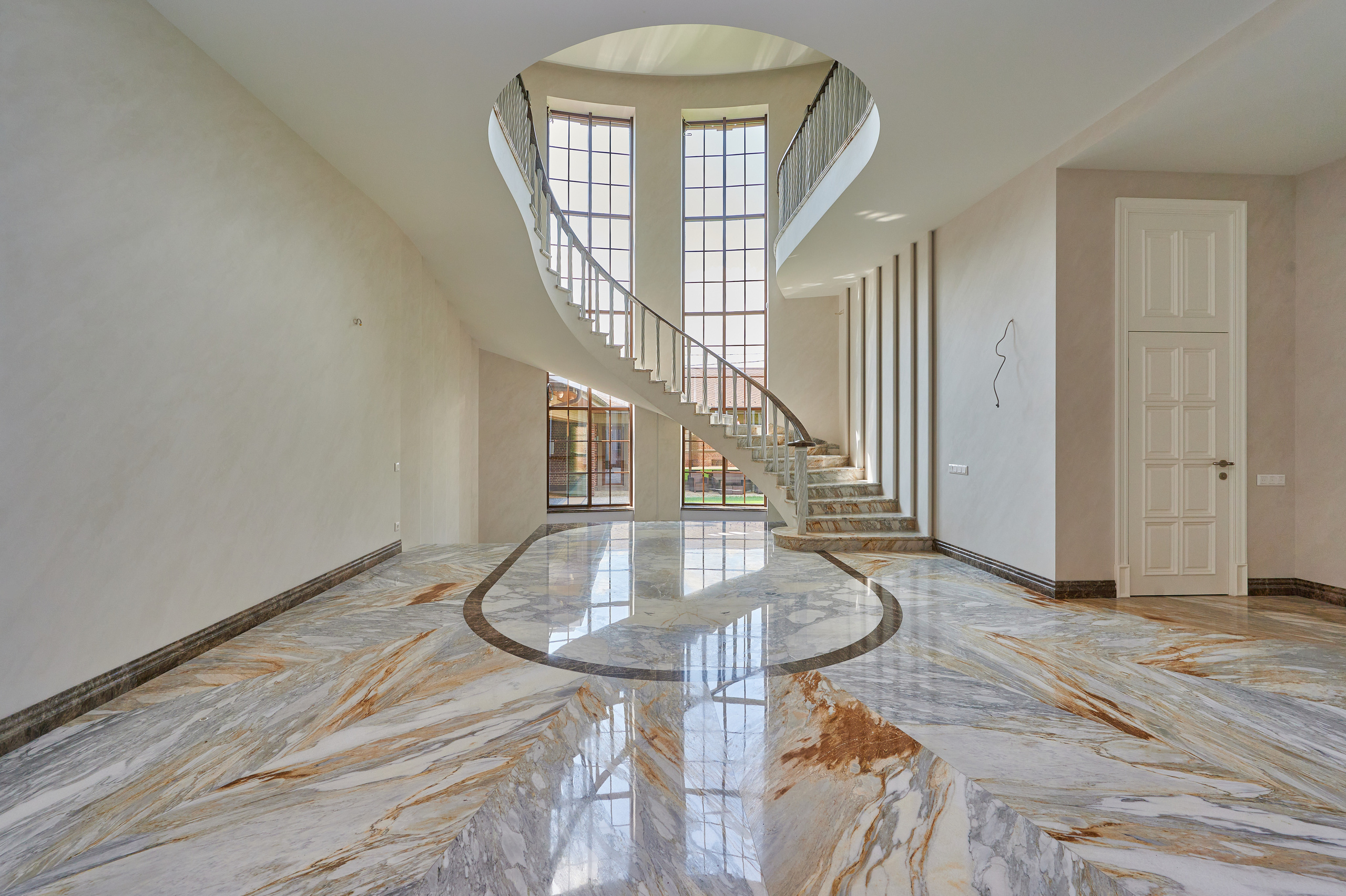 вход входная светлые плитки белые оттенки  лестница 