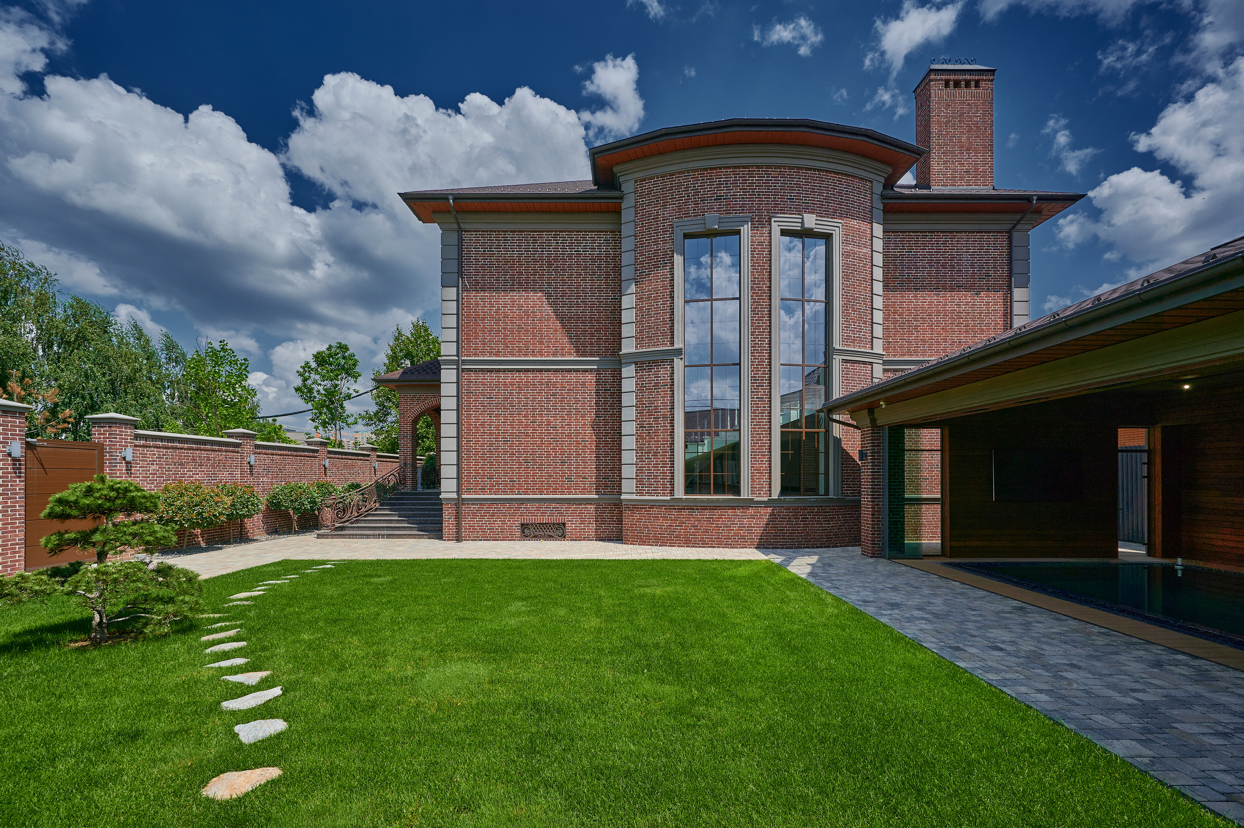 трехэтажный дом газон тротуар 