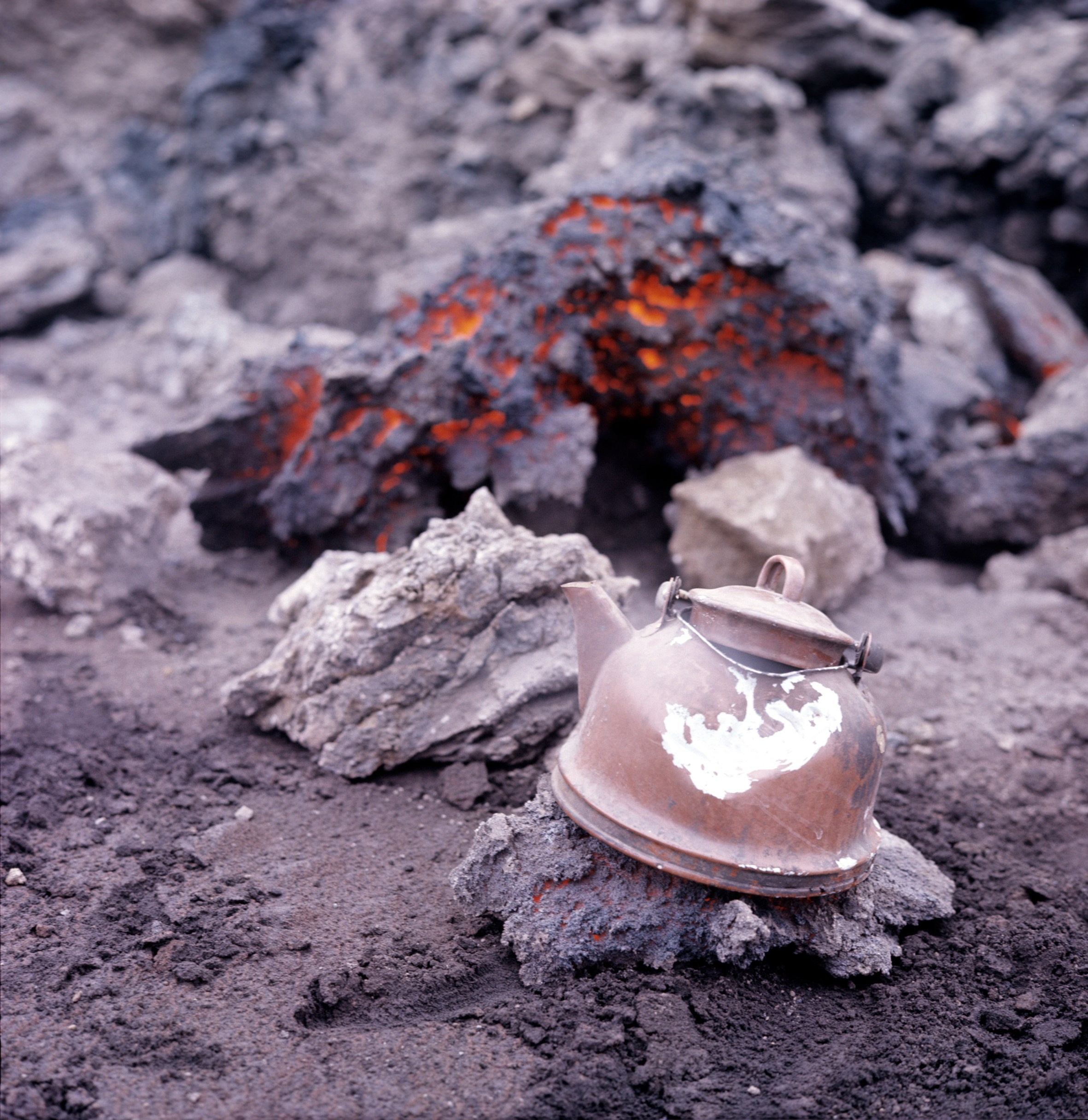 В чайник попала вулканическая бомба