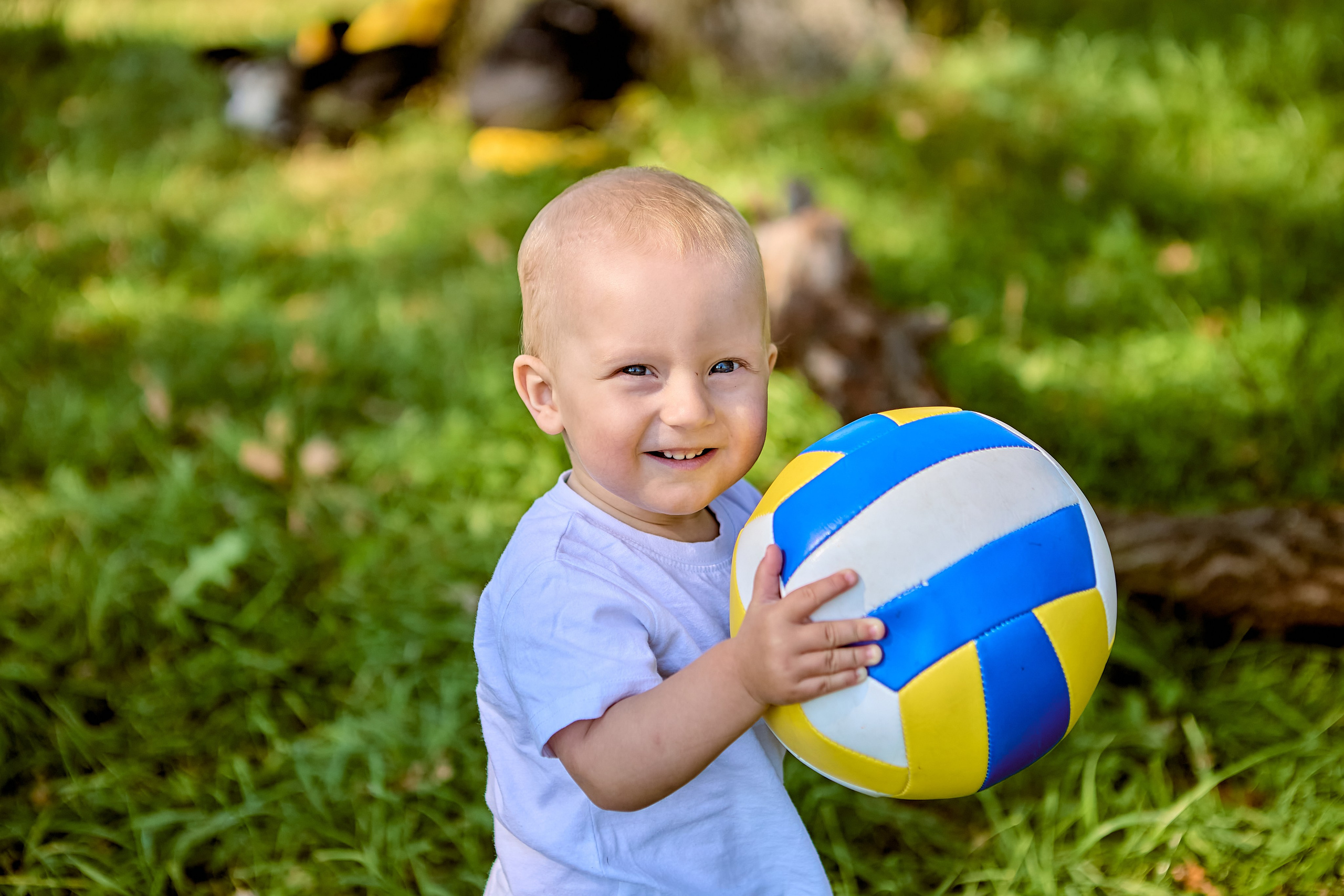 Малыш с мячом. Фотограф Николай Голованов.