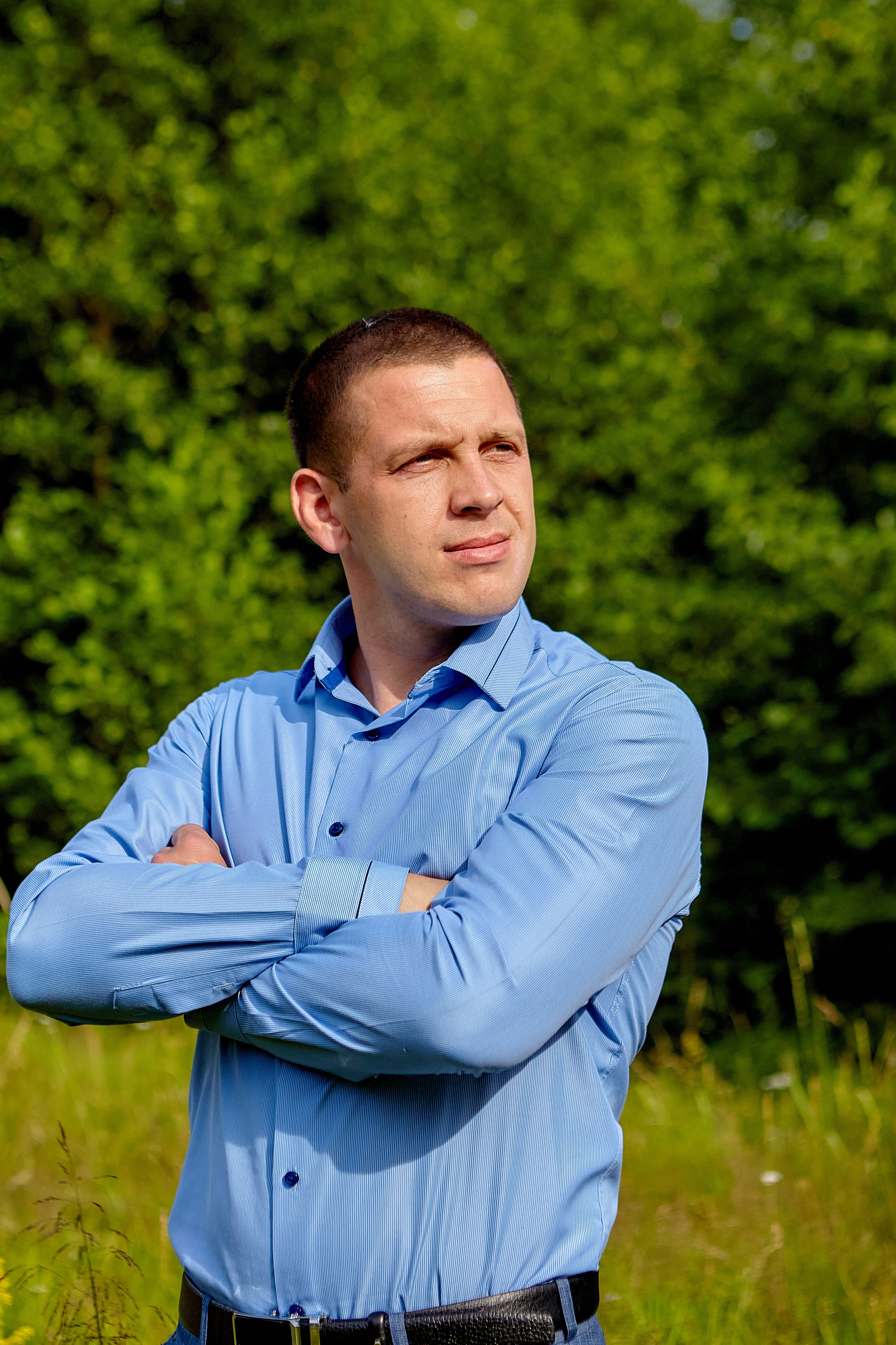 Мужской портрет в этот летний вечер не просто изображение, а целая глава жизни в творческом проекте Николая Голованова