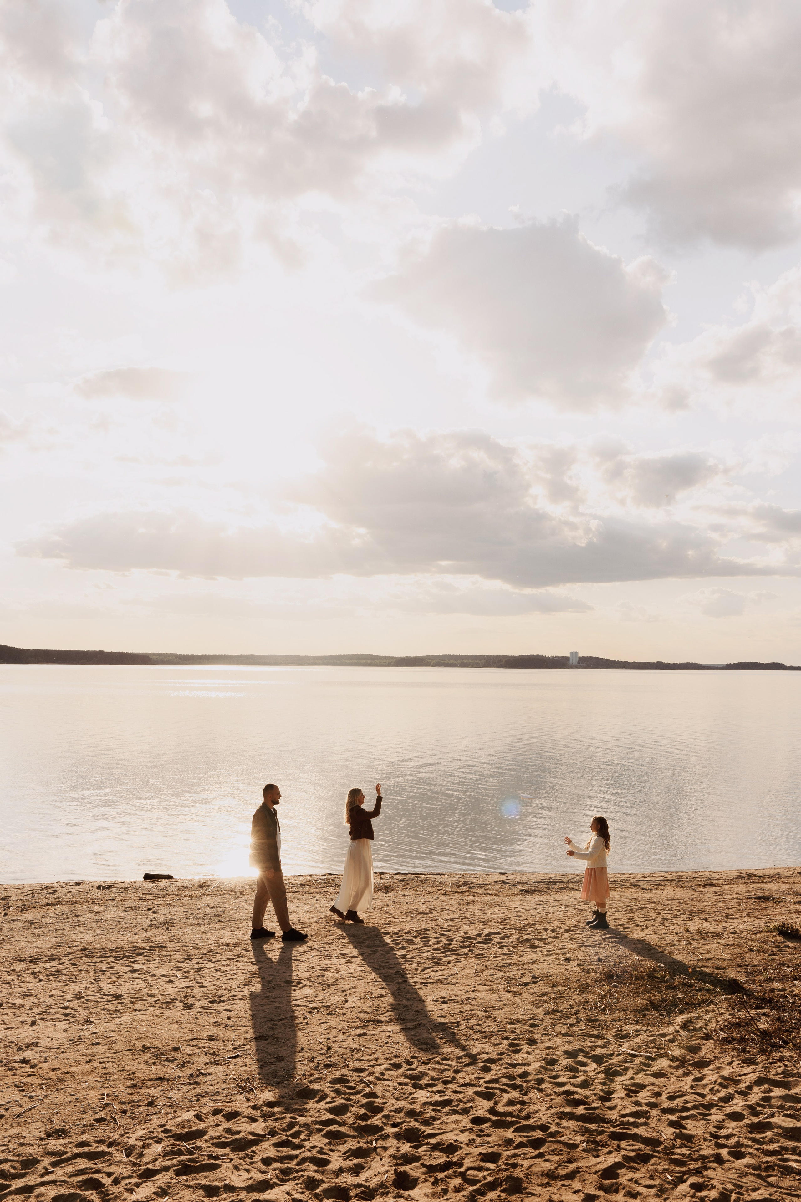 Весеннее тепло семьи на берегу Минского моря. Ваш семейный фотограф в Минске — Вика Трегубова