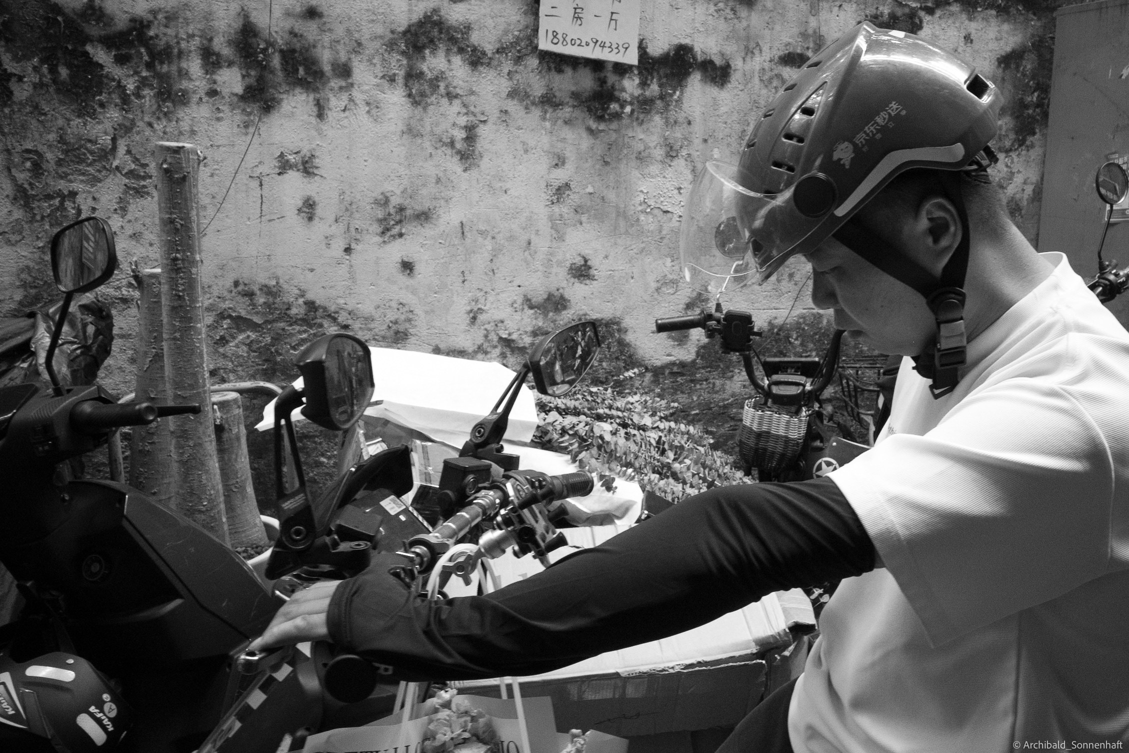 Shipai Urban Village. Photographer in Guangzhou, China. Archibald Sonnenhaft