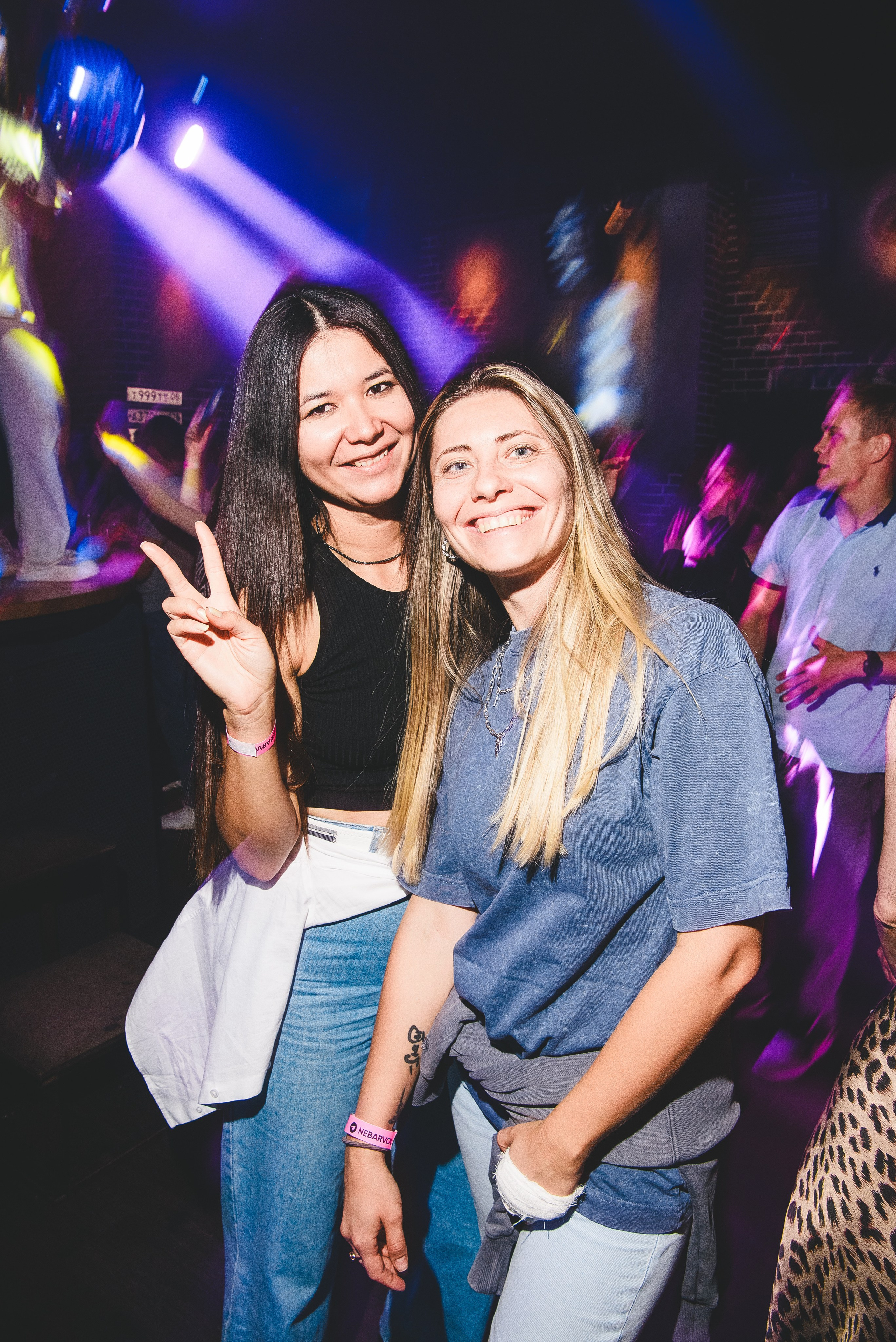 Улыбки до ушей от красоток