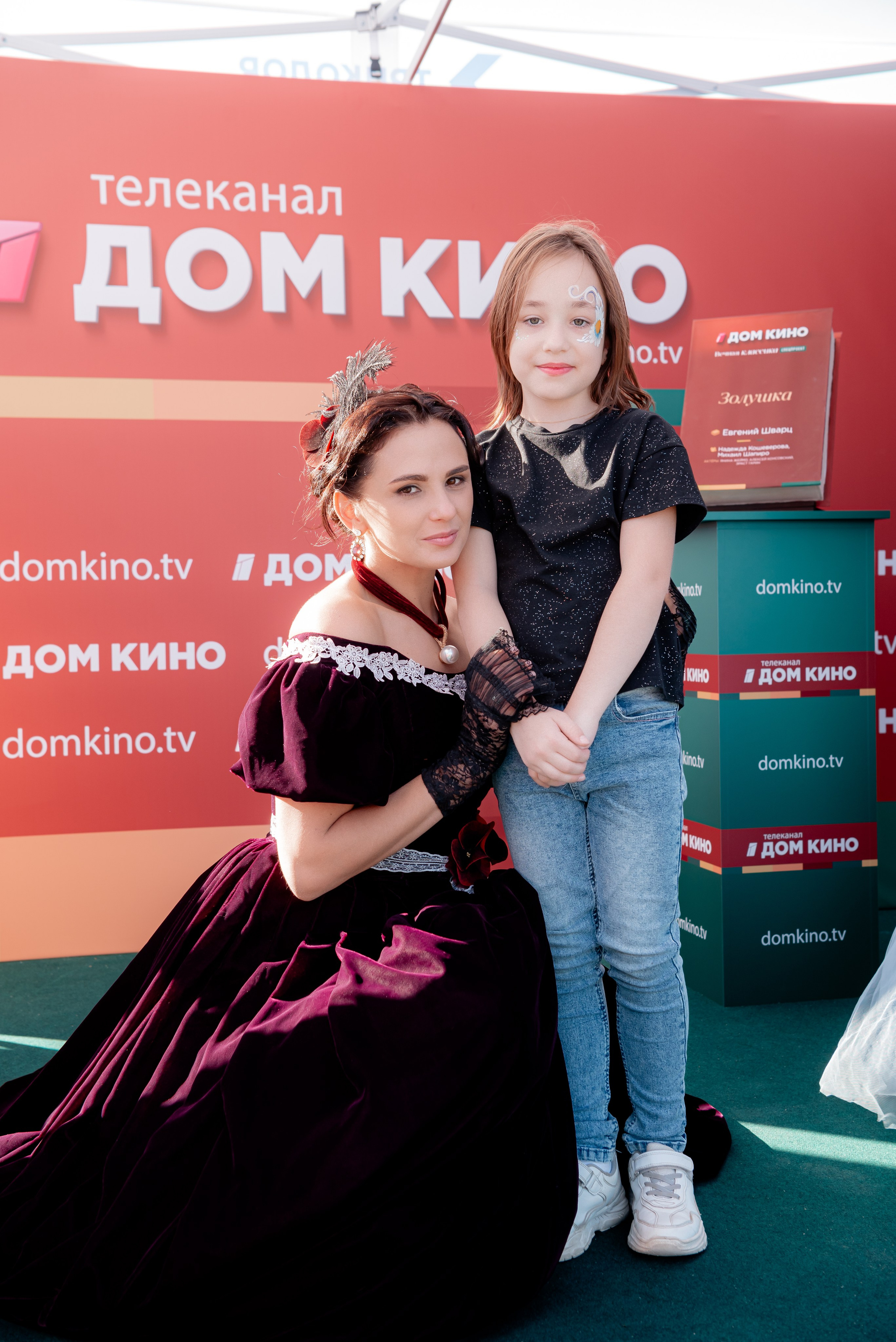 Портретные фото с артистами в палатке Триколор Дом Кинов на день города Волгоград. Фотограф в Волгограде и Волжском Александр Горбань