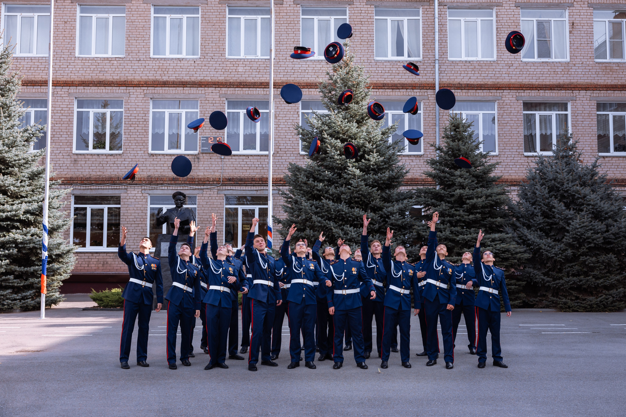 Старшая школа. Выпускные школьные фото­альбомы для школ и детских садов в Волгограде и Волжском