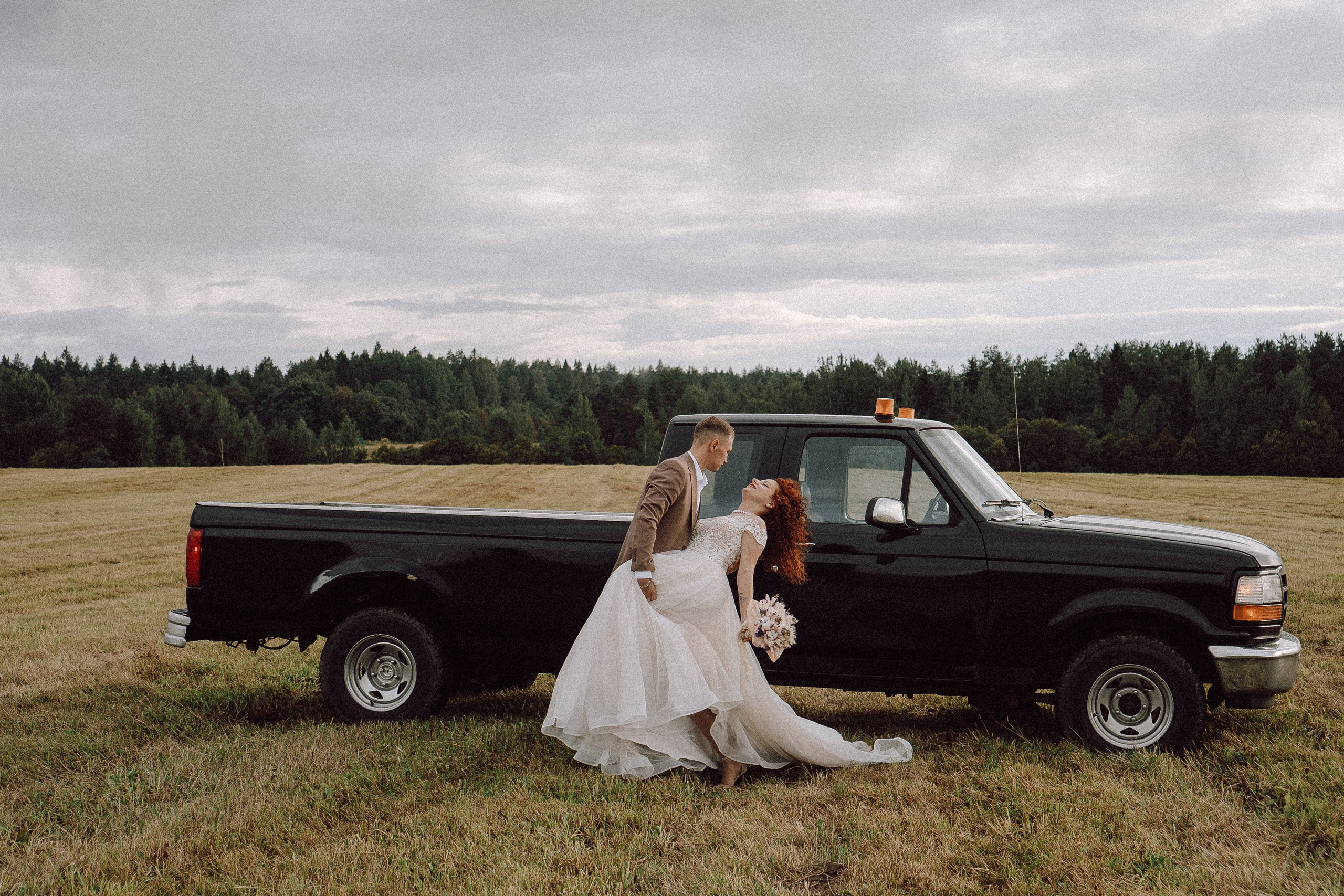 СВАДЕБНАЯ ФОТОСЕССИИЯ ПАРЫ В ГОРОДЕ ПРИОЗЕРСК В СОСНОВОМ ЛЕСУ И С ПИКАПОМ. Профессиональный фотограф, Санкт-Петербург — Виктория Богомолова