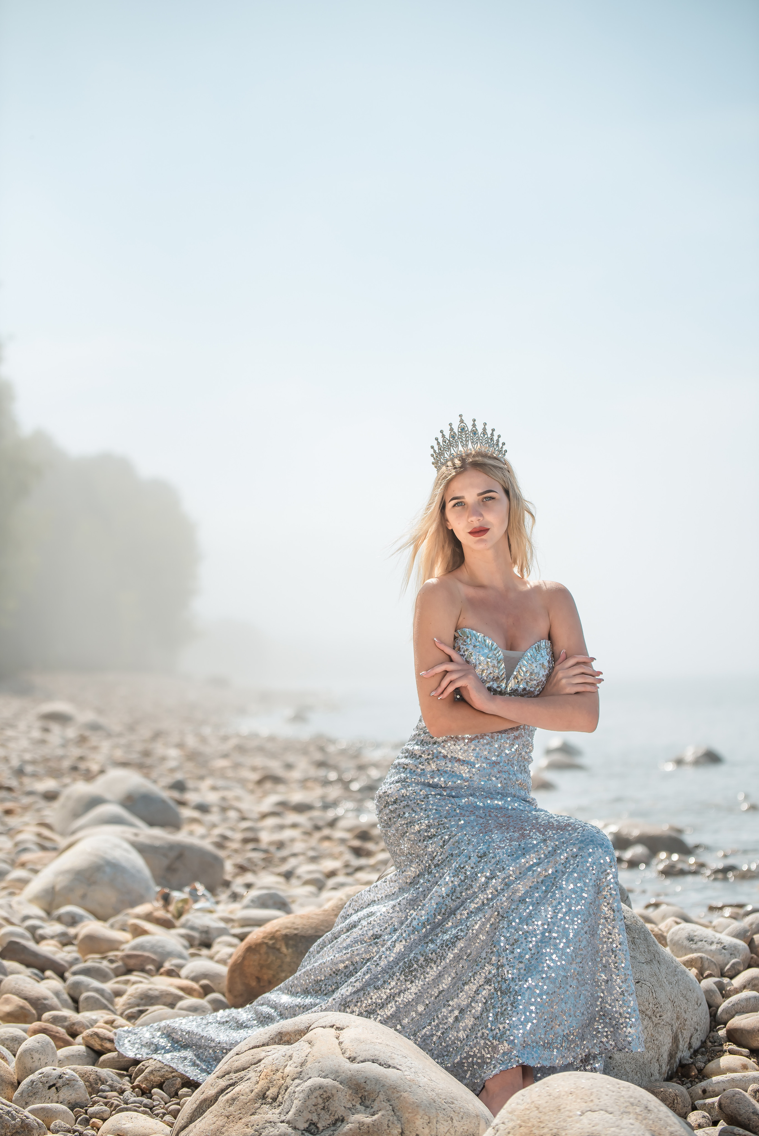 Платье серебристое из пайеток силуэтное фотосессия в гротах. Туры на Байкал с фотографом под ключ. Фотосессии на Ольхоне