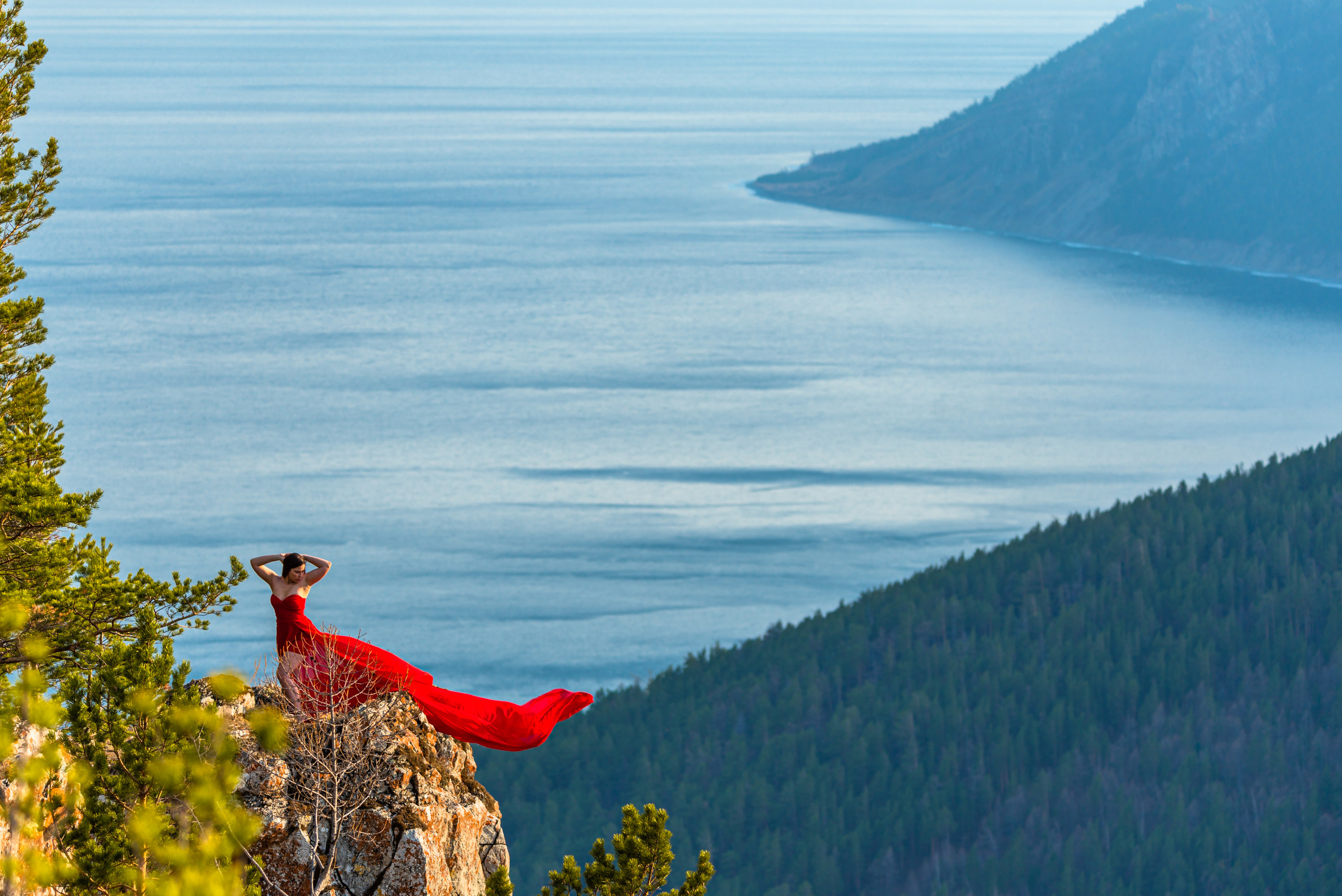 Платье красное с легким летящим шлейфом. Туры на Байкал с фотографом под ключ. Фотосессии на Ольхоне