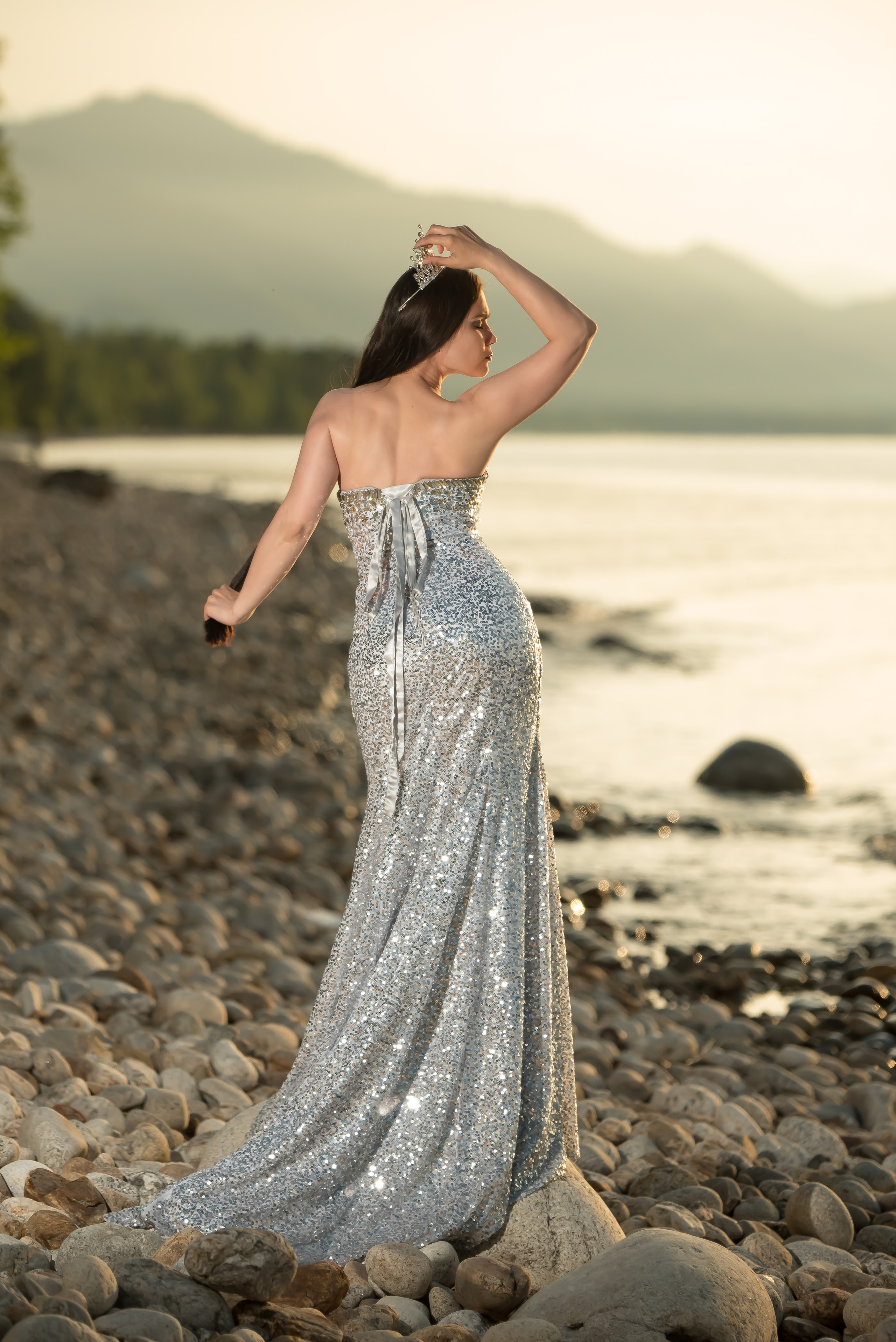Платье серебристое из пайеток силуэтное фотосессия в гротах. Туры на Байкал с фотографом под ключ. Фотосессии на Ольхоне