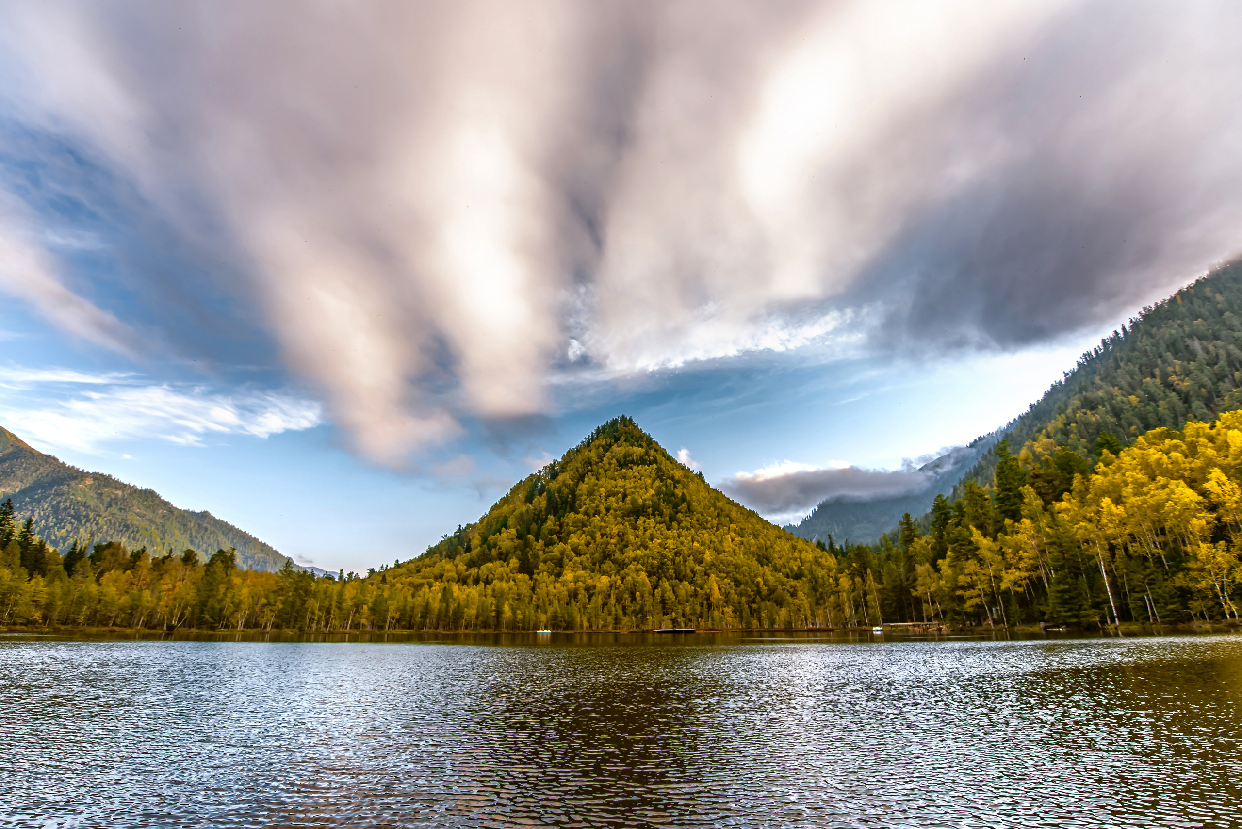 Теплые озера осенью