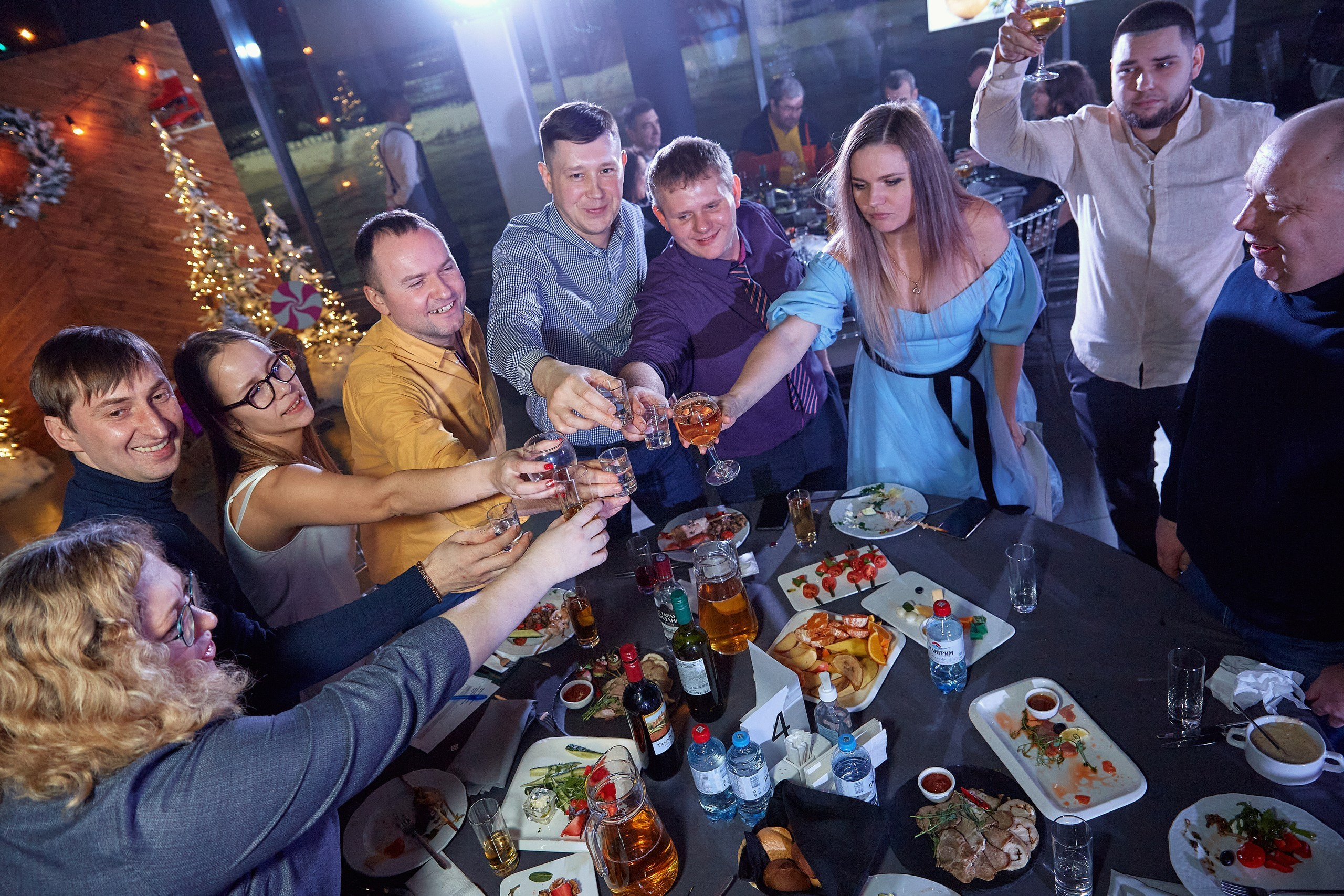 Транс-Инвест / Новогодний корпоратив на территории автосалона. Антон Артюшин, портретный фотограф. Москва