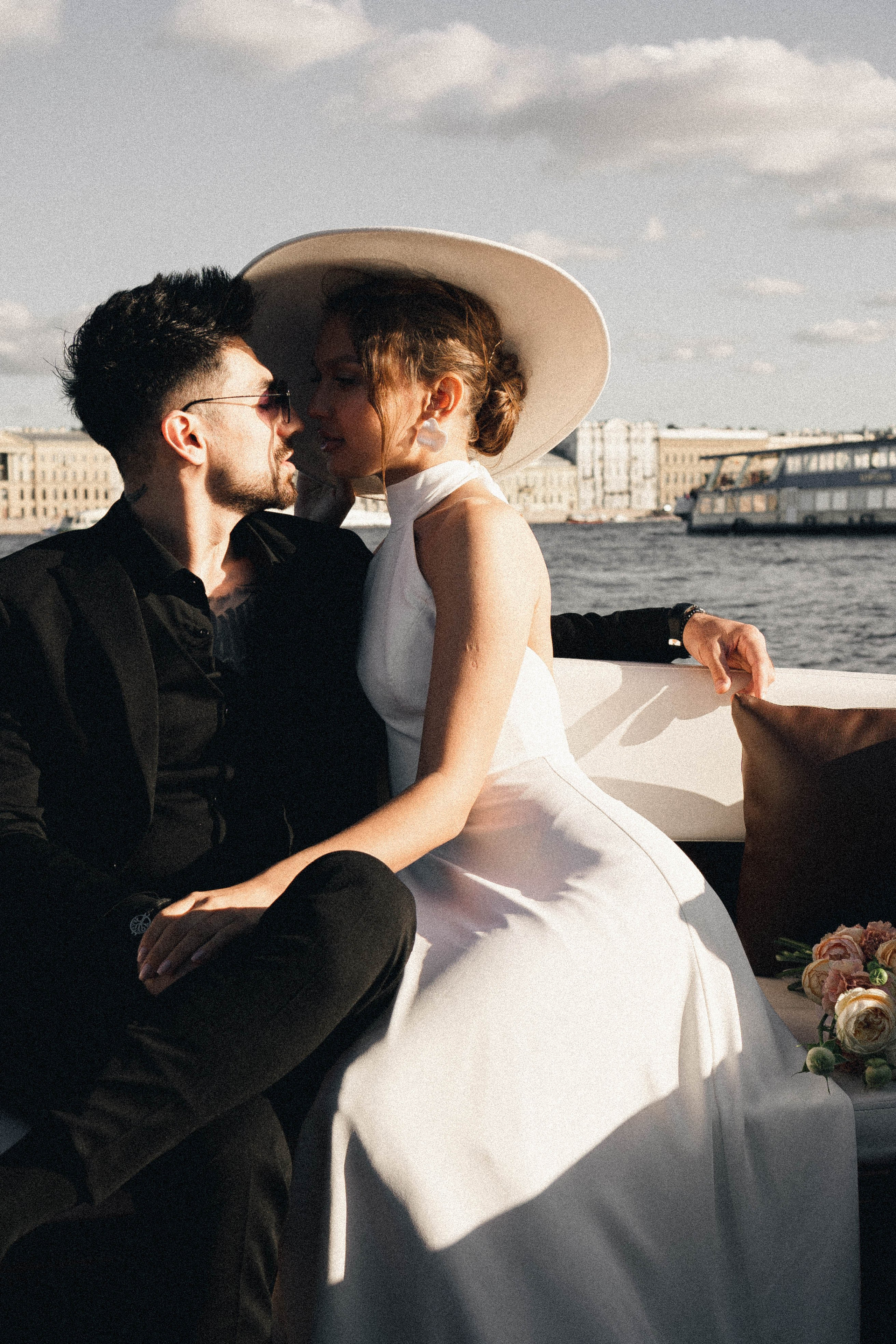 СВАДЕНБНАЯ СЬЕМКА НА КАТЕРЕ ПО КАНАЛАМ САНКТ-ПЕТЕРБУРГА И В АКВАТОРИИ НЕВЫ. Профессиональный фотограф, Санкт-Петербург — Виктория Богомолова