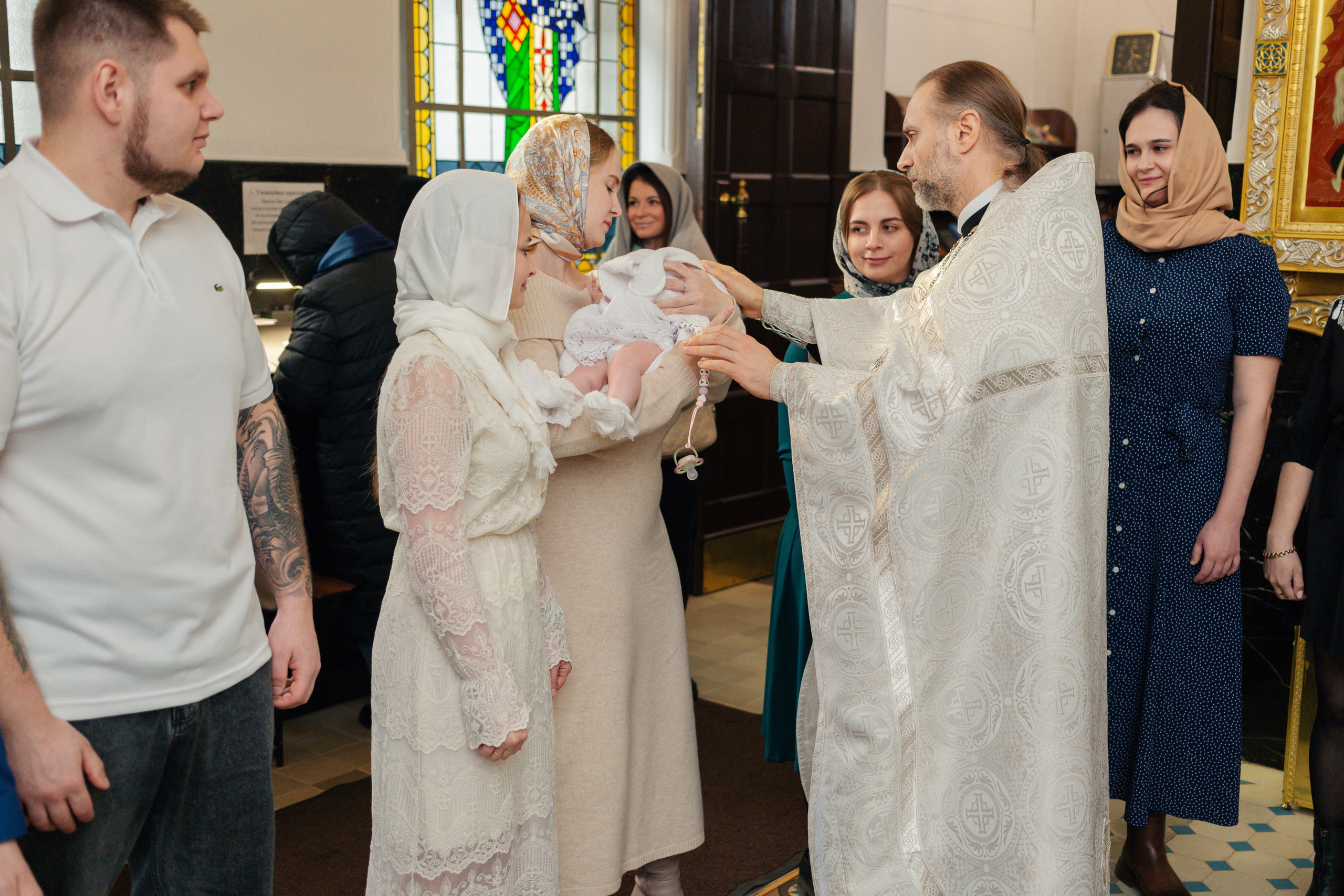 в каком храме лучше крестить ребенка — атмосфера, расположение, правила, Современная крестильная купель для полного погружения. На что обратить внимание при выборе храма, Вместительный и светлый зал храма — ключевой фактор при выборе места для крещения с большим числом гостей, купель в храме Невского района Санкт-Петербурга