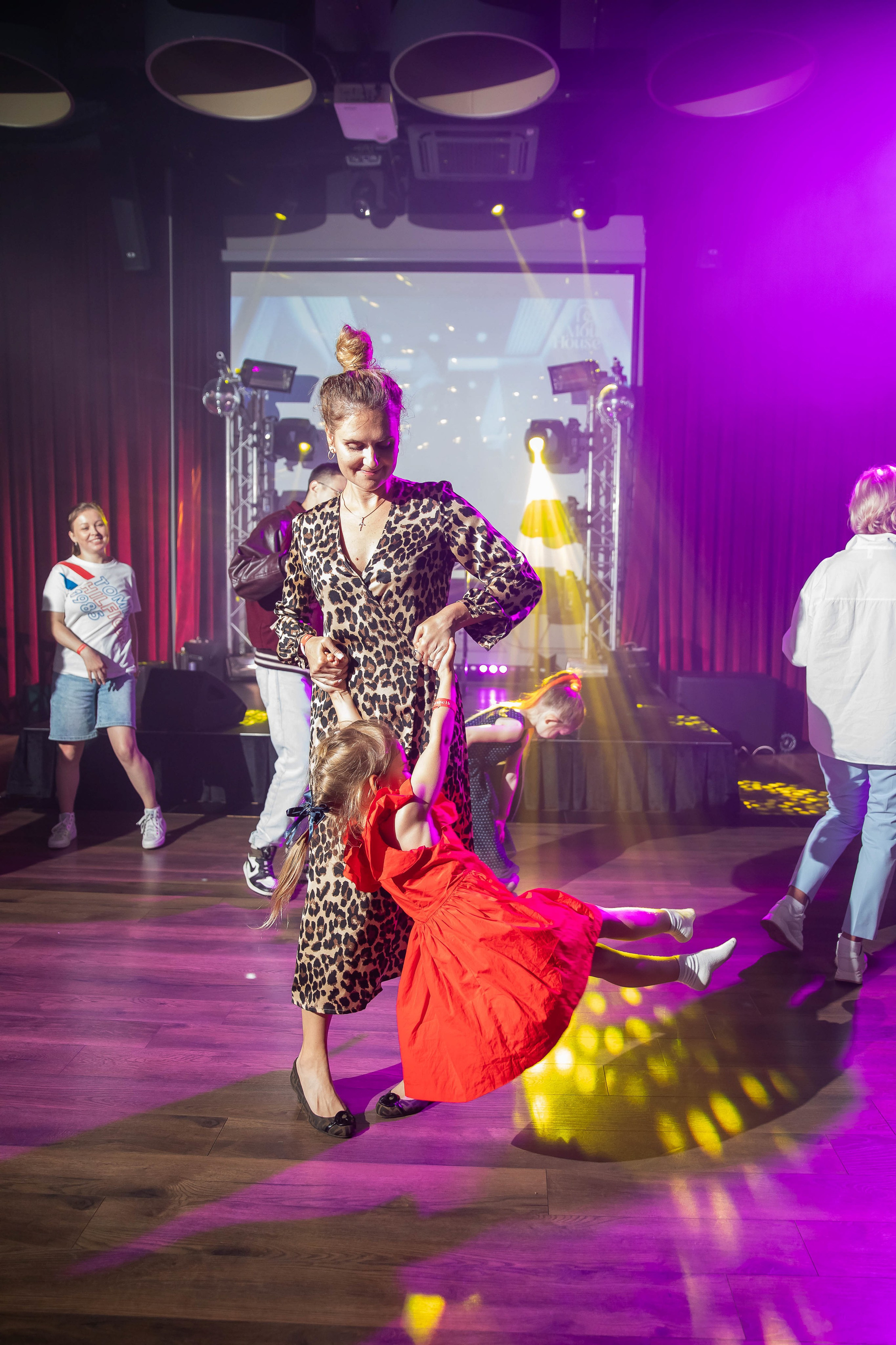 Отпетые мошенники в Mouse House. NesterovaMaria.ru