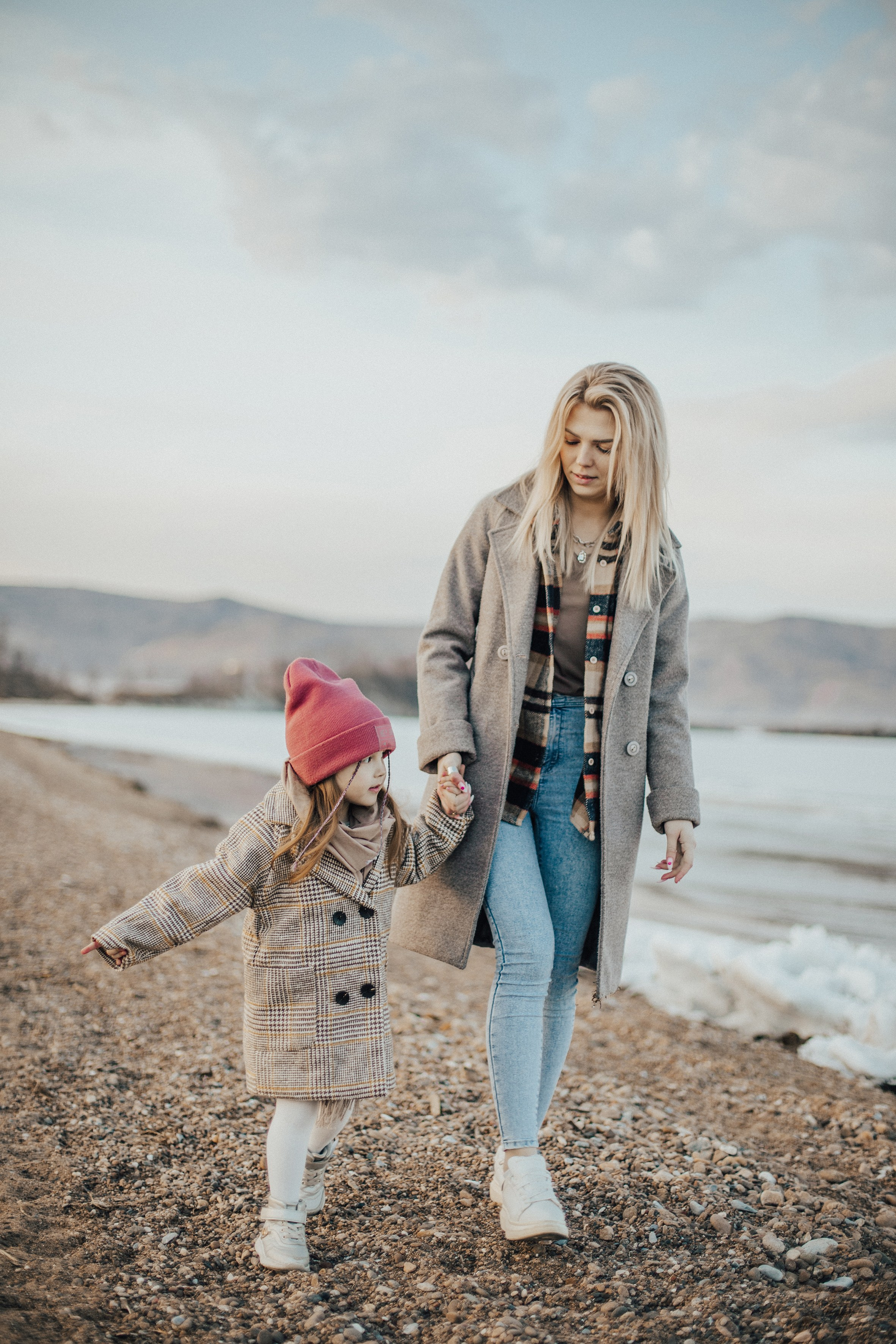 Алиса с мамой на Байкале. Фотограф Слюдянка Иркутск Наталья Кургина