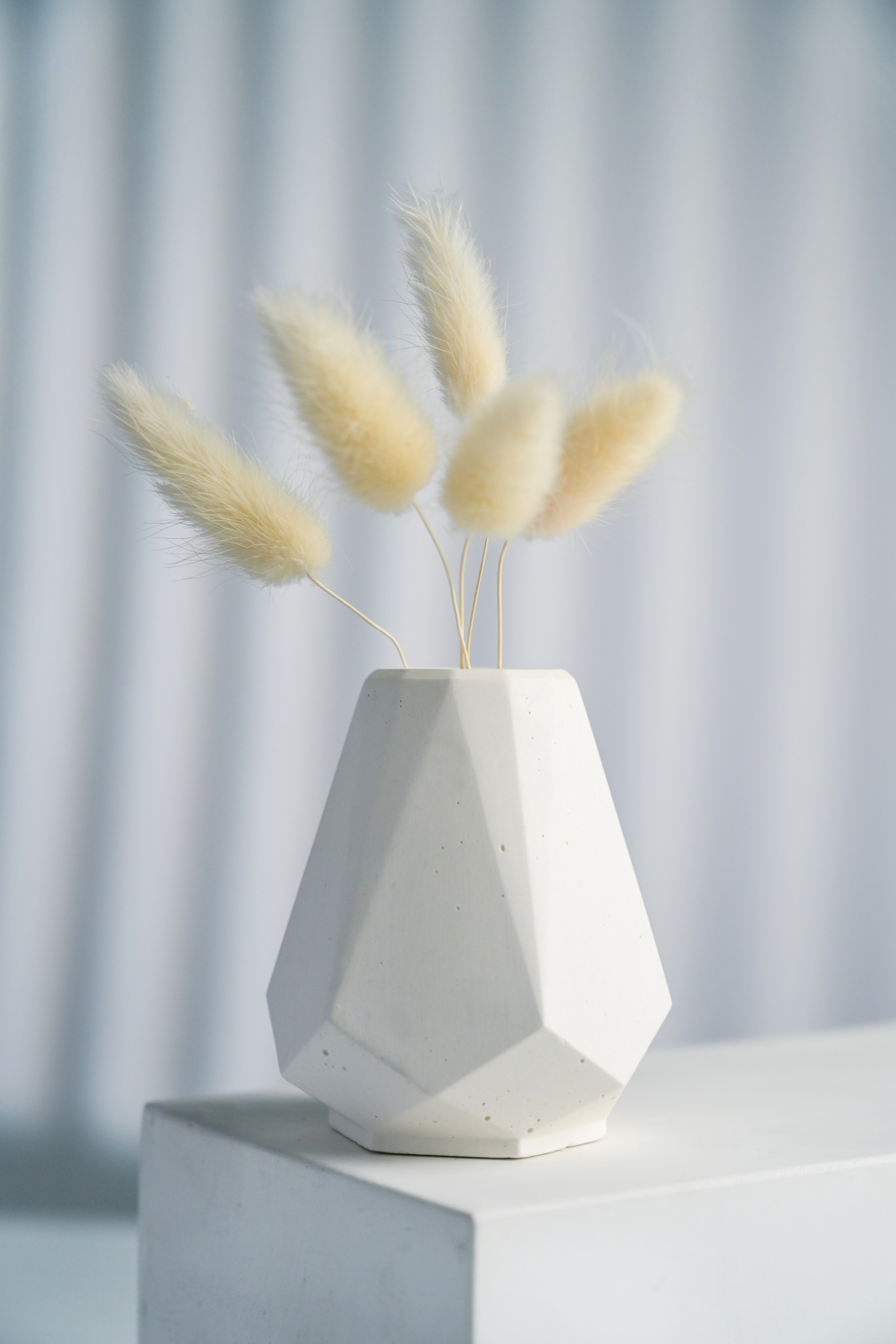 Белая керамическая ваза 