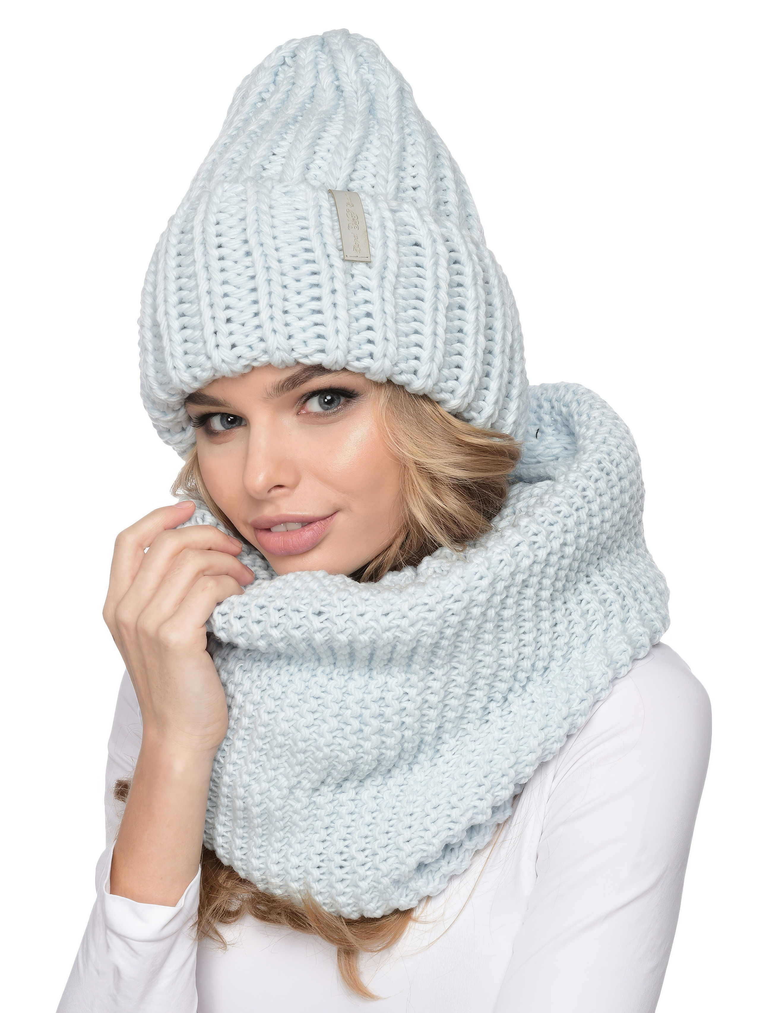 Съёмка шапки на модели