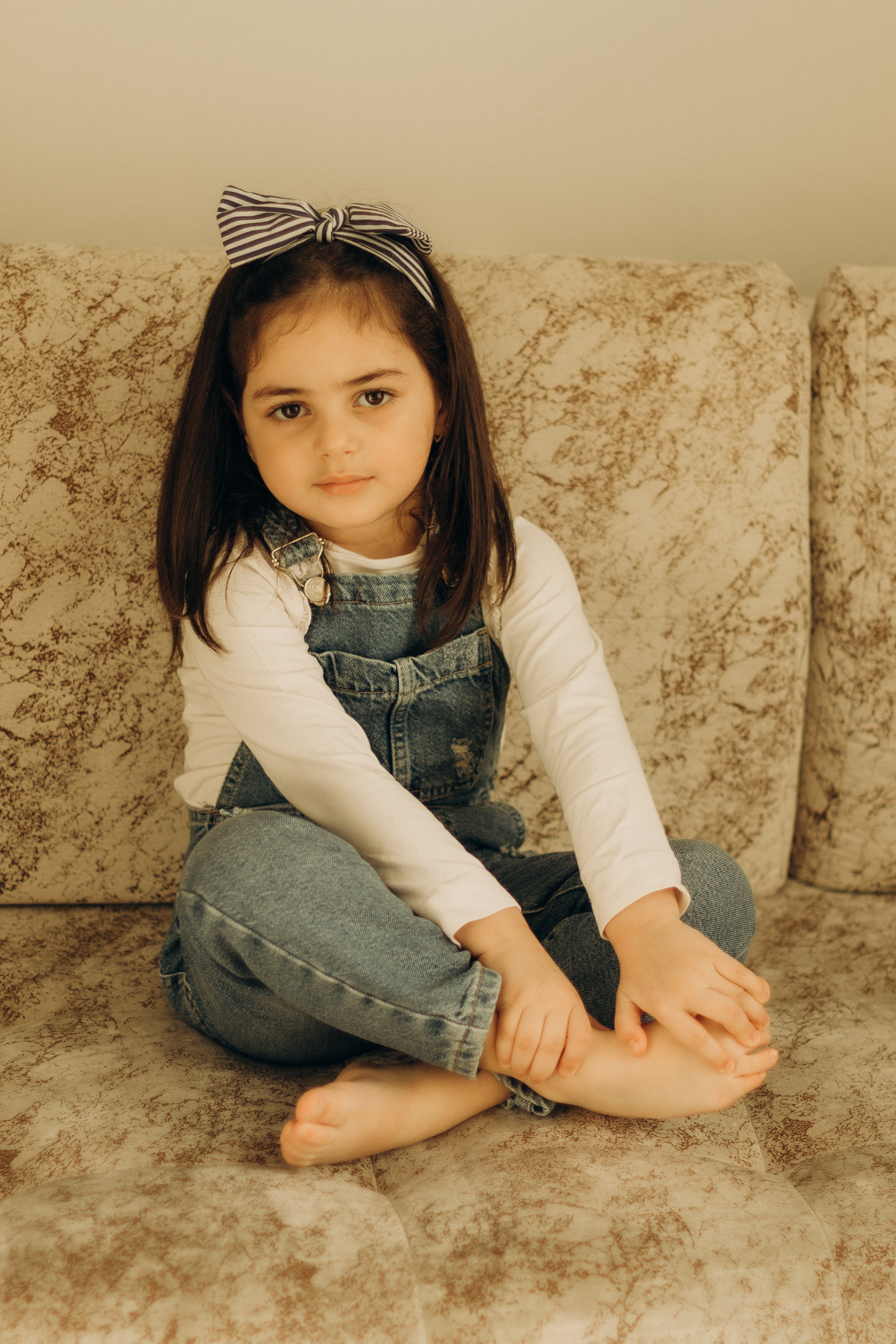 Фотография девочки, девочка в джинсовом комбинезоне