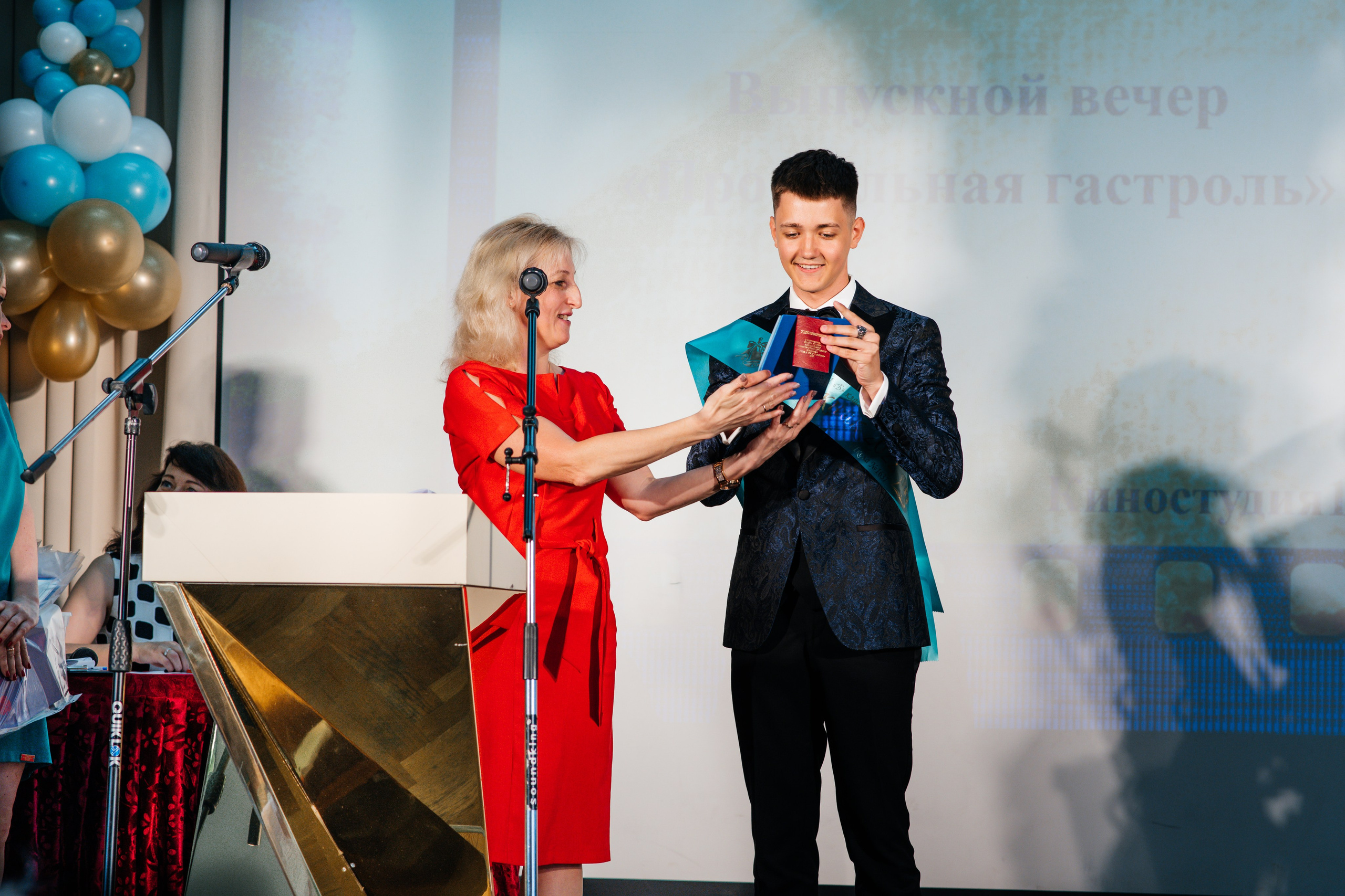 Вручение аттестатов. Выпускные альбомы в Подольске Москве и МО