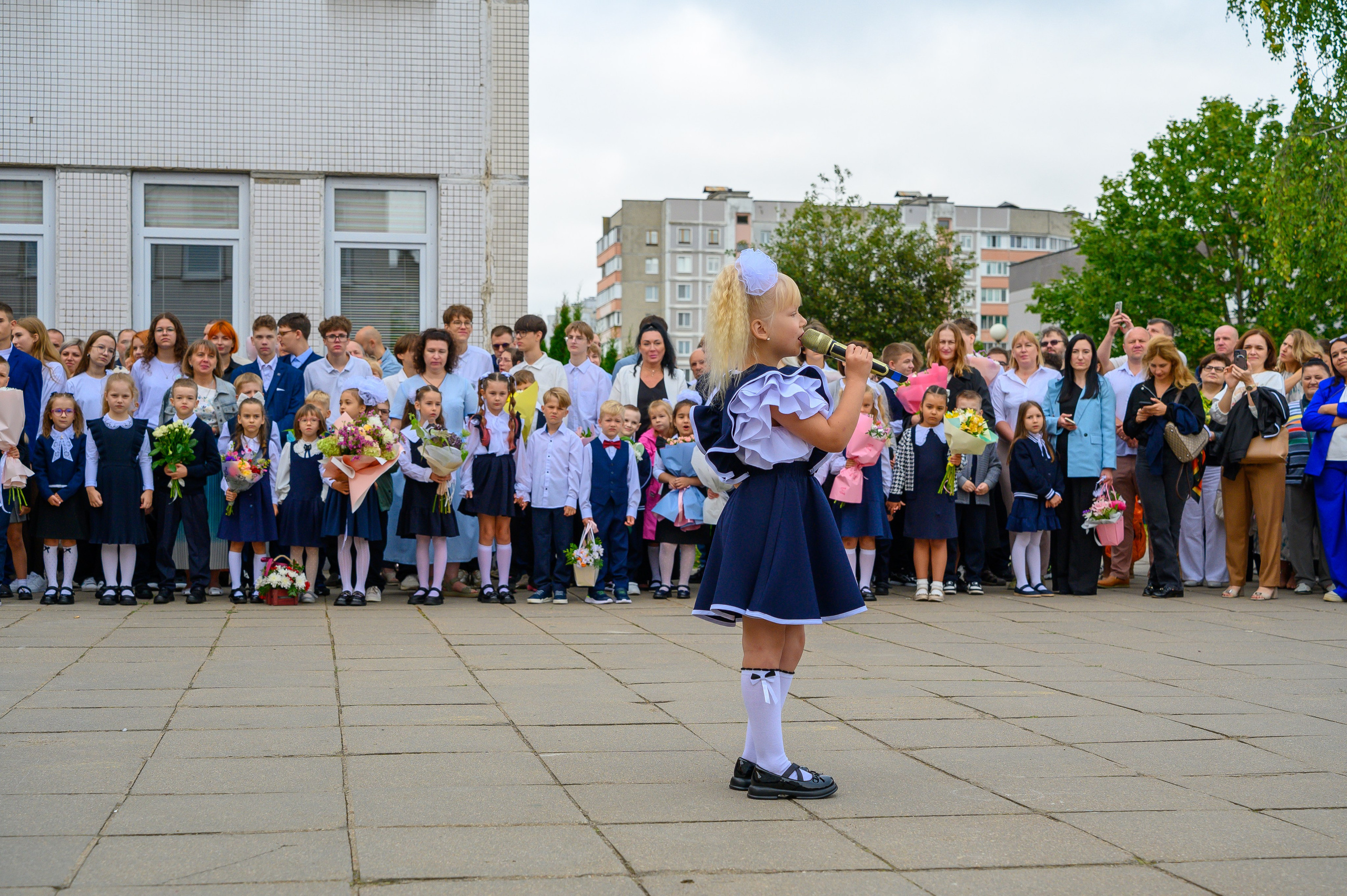 Вот звучит первый звонок, перед этим долгое приготовление к новому этапу в жизни, Яромир идет в школу. Фотоуслуги, услуги фотографа, фотографирование важных событий