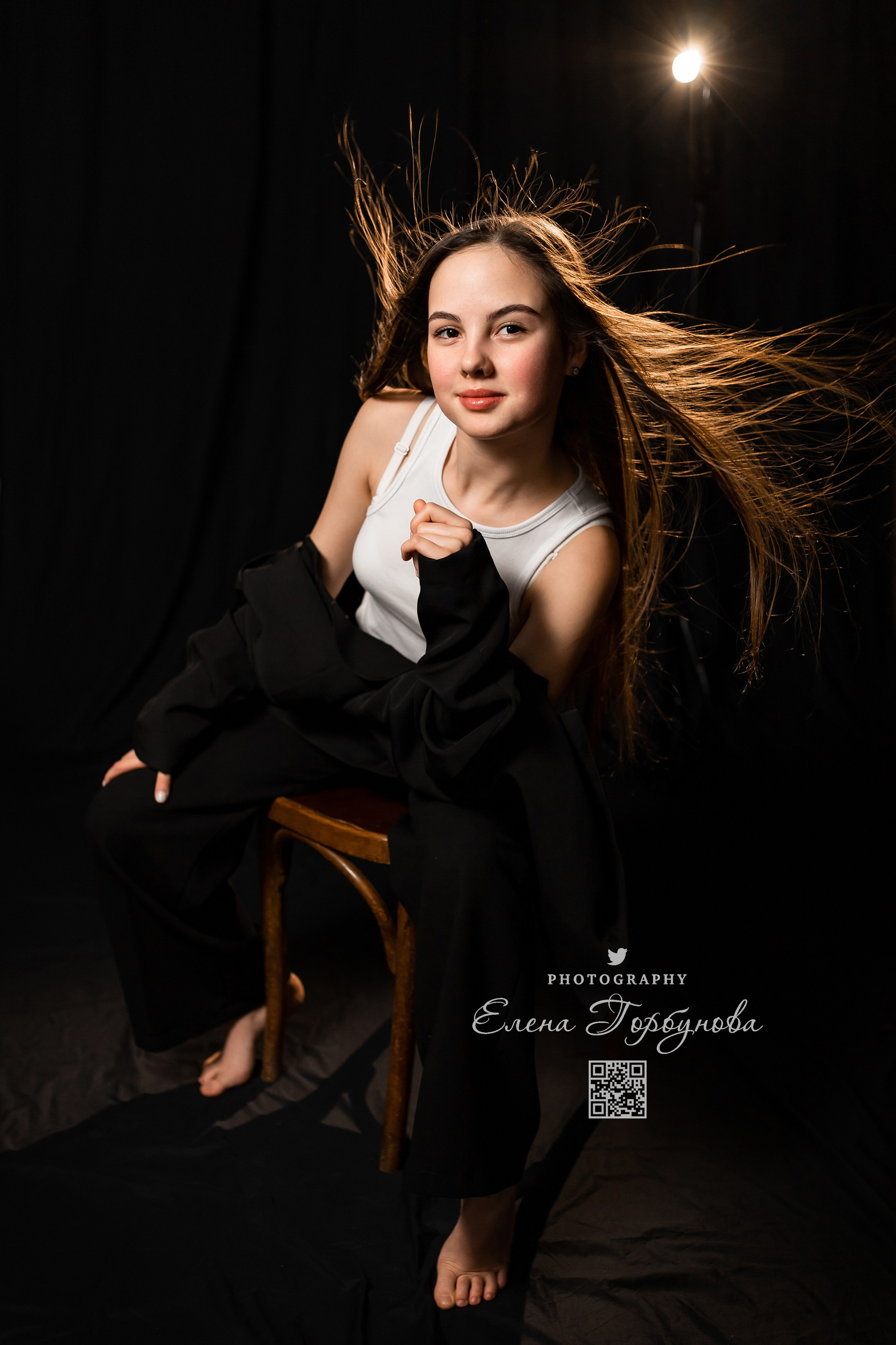 Моя студия. Полина и стул. Январь 2024. Фотограф Пермь. Свадьбы. Семья и дети, школа, д. сад. Фотокниги