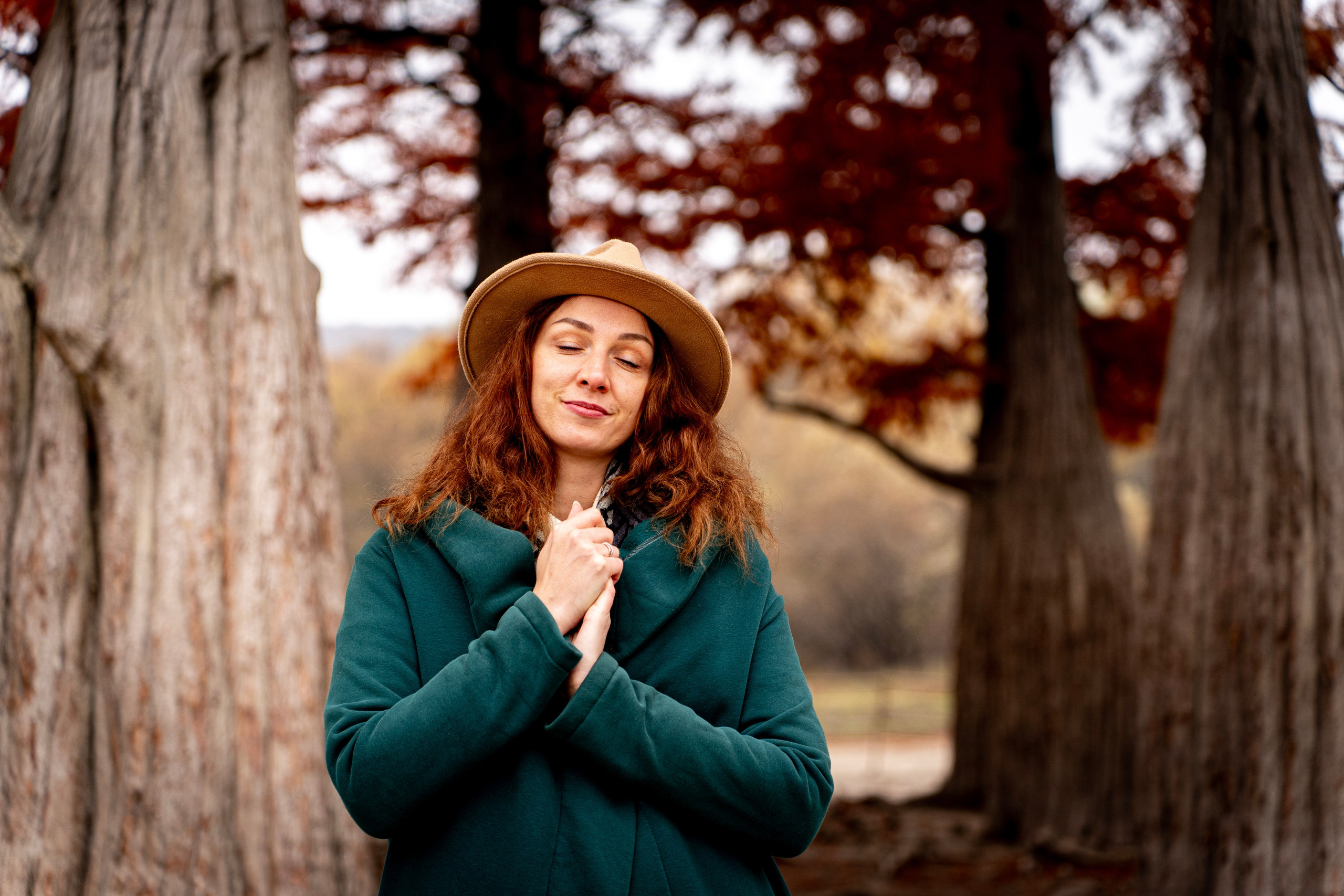 Осенняя фотосессия в Анапе — яркие кипарисы. Семейный и детский фотограф Екатерина Черняева. Снимаю портреты, love story, фотопрогулки, работаю на улице, в кафе, студии, дома у клиента