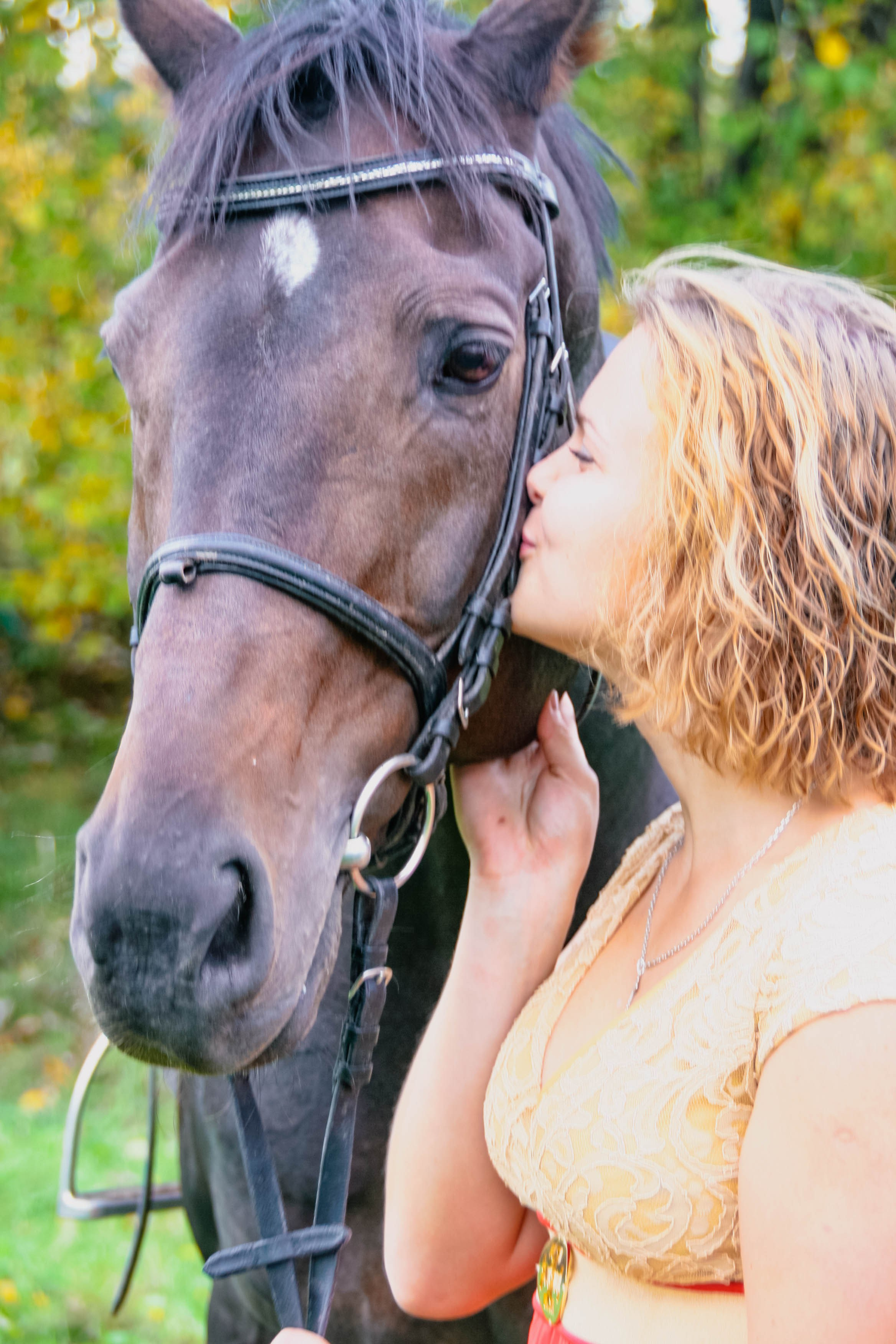 Алёна и Даша на лошади. Фотограф Пермь. Фотосессия в фотостудии Перми и на свежем воздухе