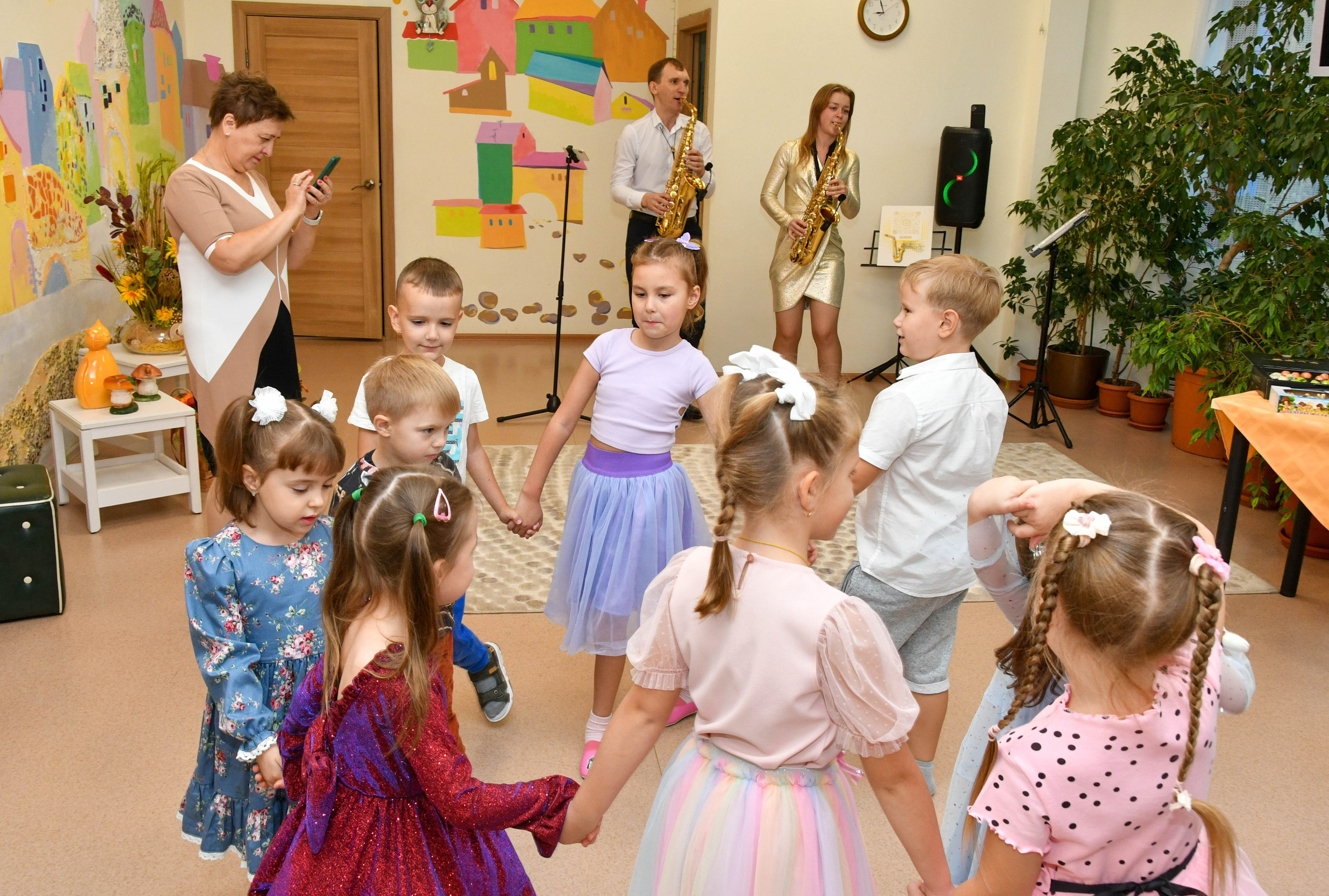 2023 г. День дошкольного работника и прогулка. Репортажный и детский фотограф в Новосибирске