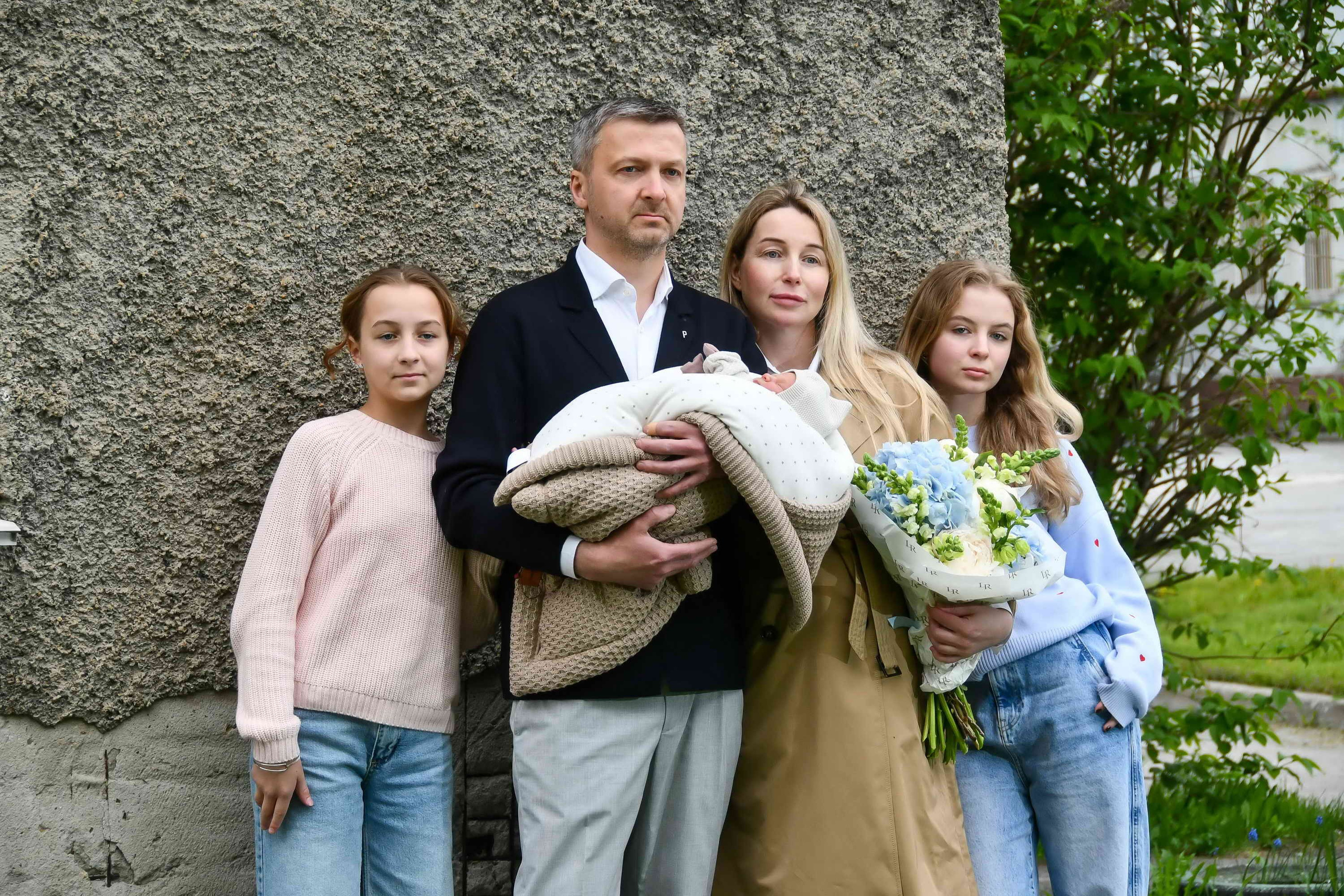 Выписка из роддома. Гуляния. Репортажный и детский фотограф в Новосибирске