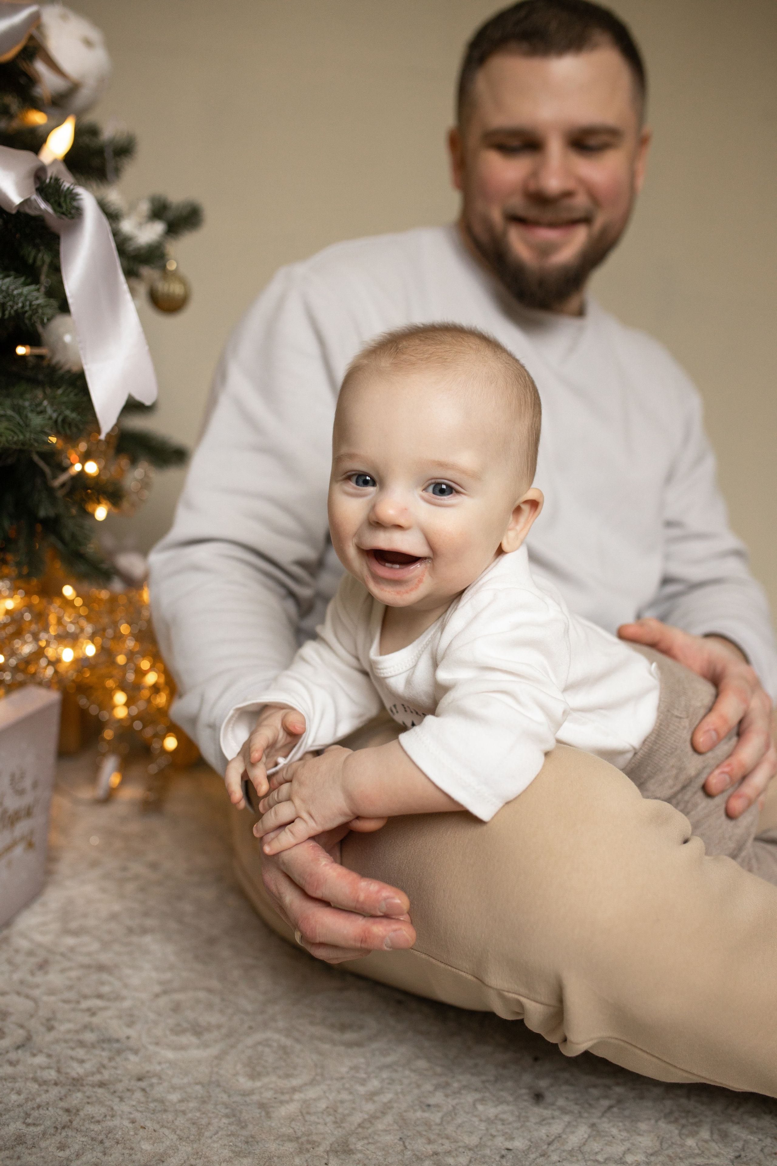 малыш увидел ёлку, первый новый год, новогодние игрушки, малыш удивляется, сын на коленях у папы