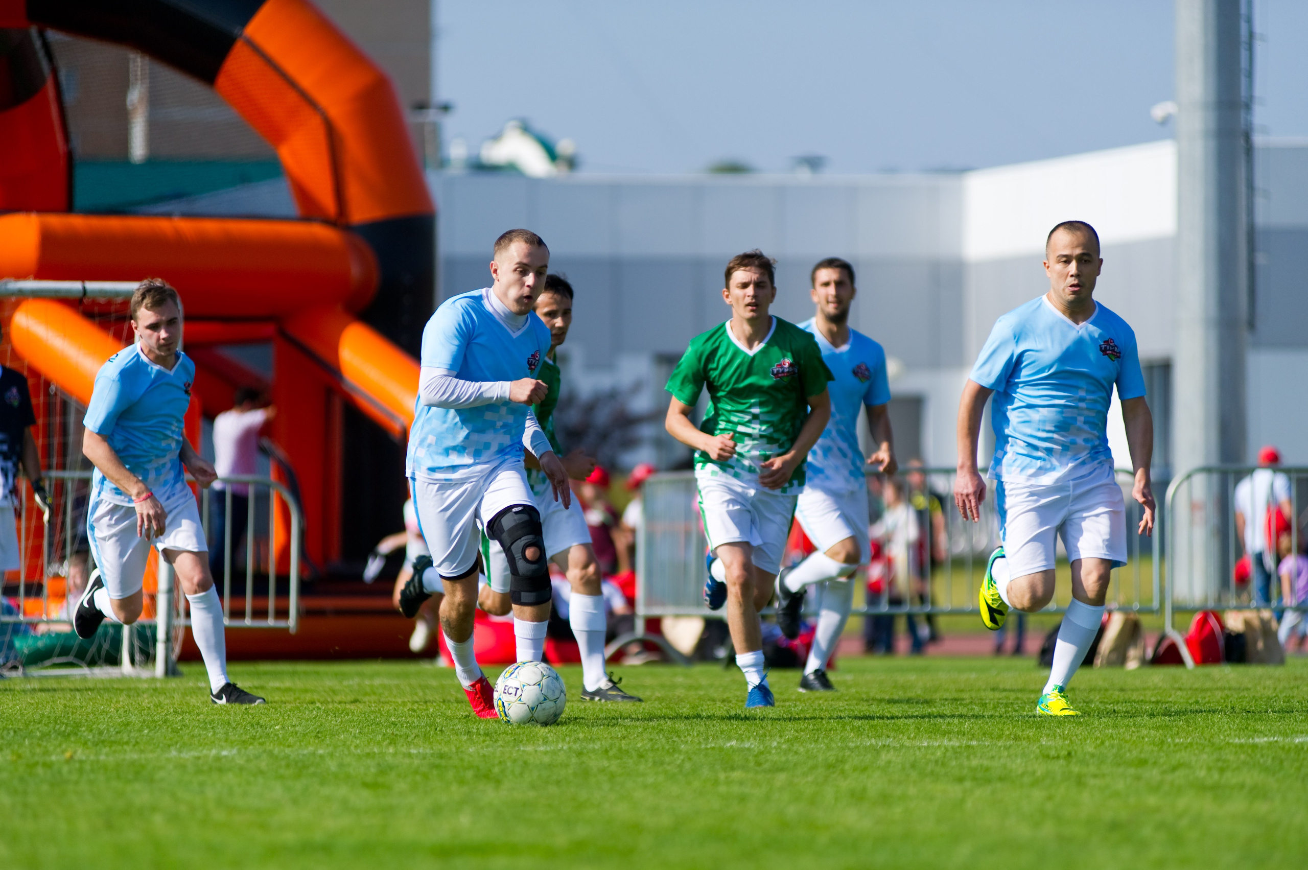Турбофутбол (корпоративное соревнование «Пятерочки»). Репортажный фотограф и видеограф Слава Думчев. Тимбилдинги, отчетники, корпоративы