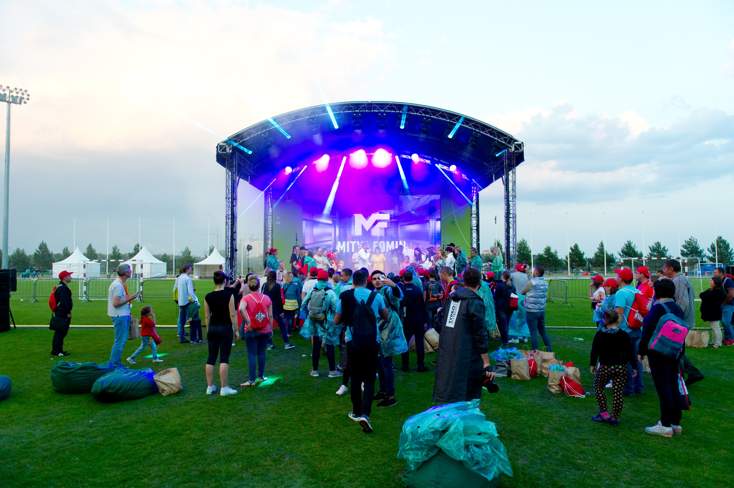 Турбофутбол (корпоративное соревнование «Пятерочки»). Репортажный фотограф и видеограф Слава Думчев. Тимбилдинги, отчетники, корпоративы