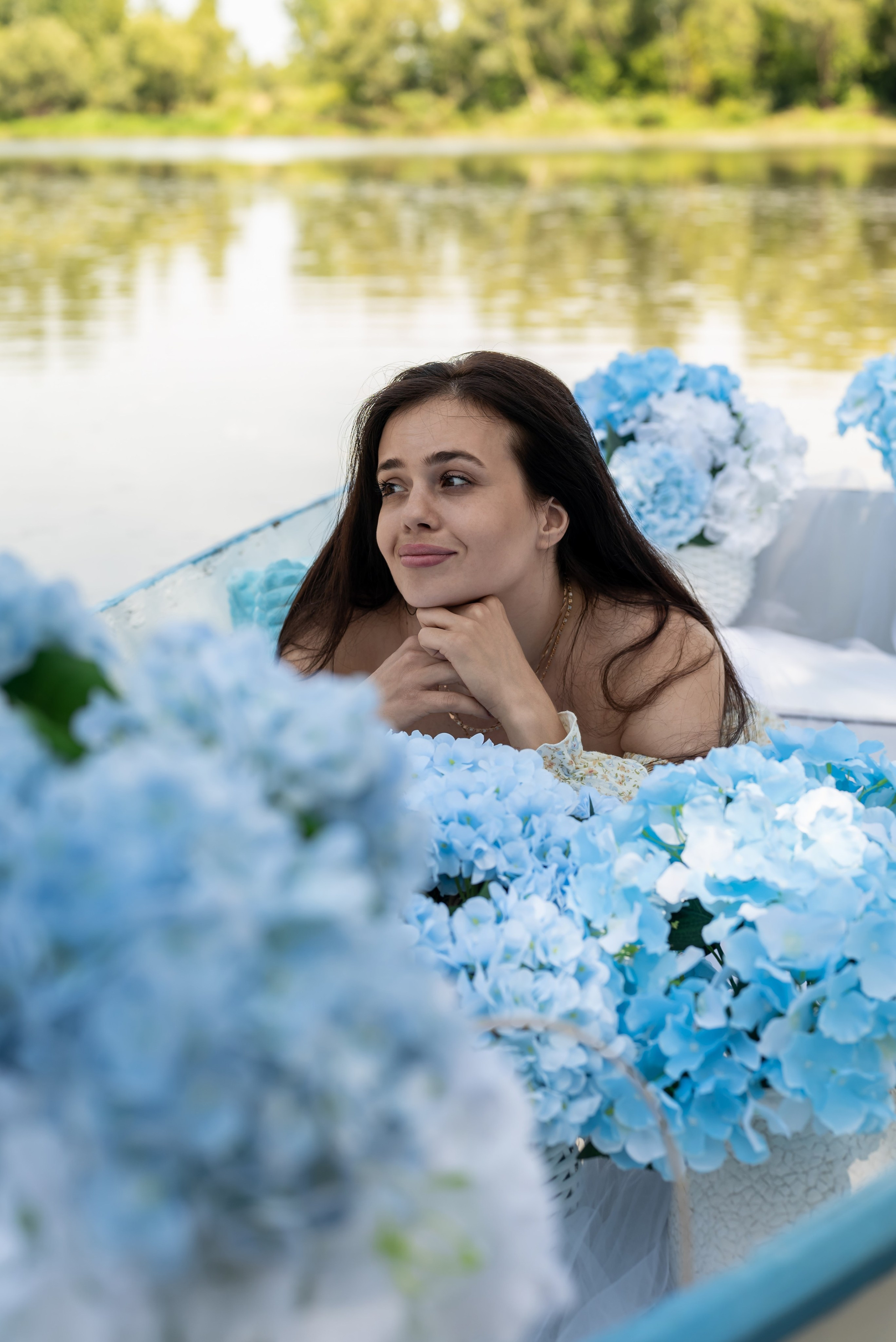 Фотопроект на лодке с голубыми гортензиями. Фотограф в городе Салават